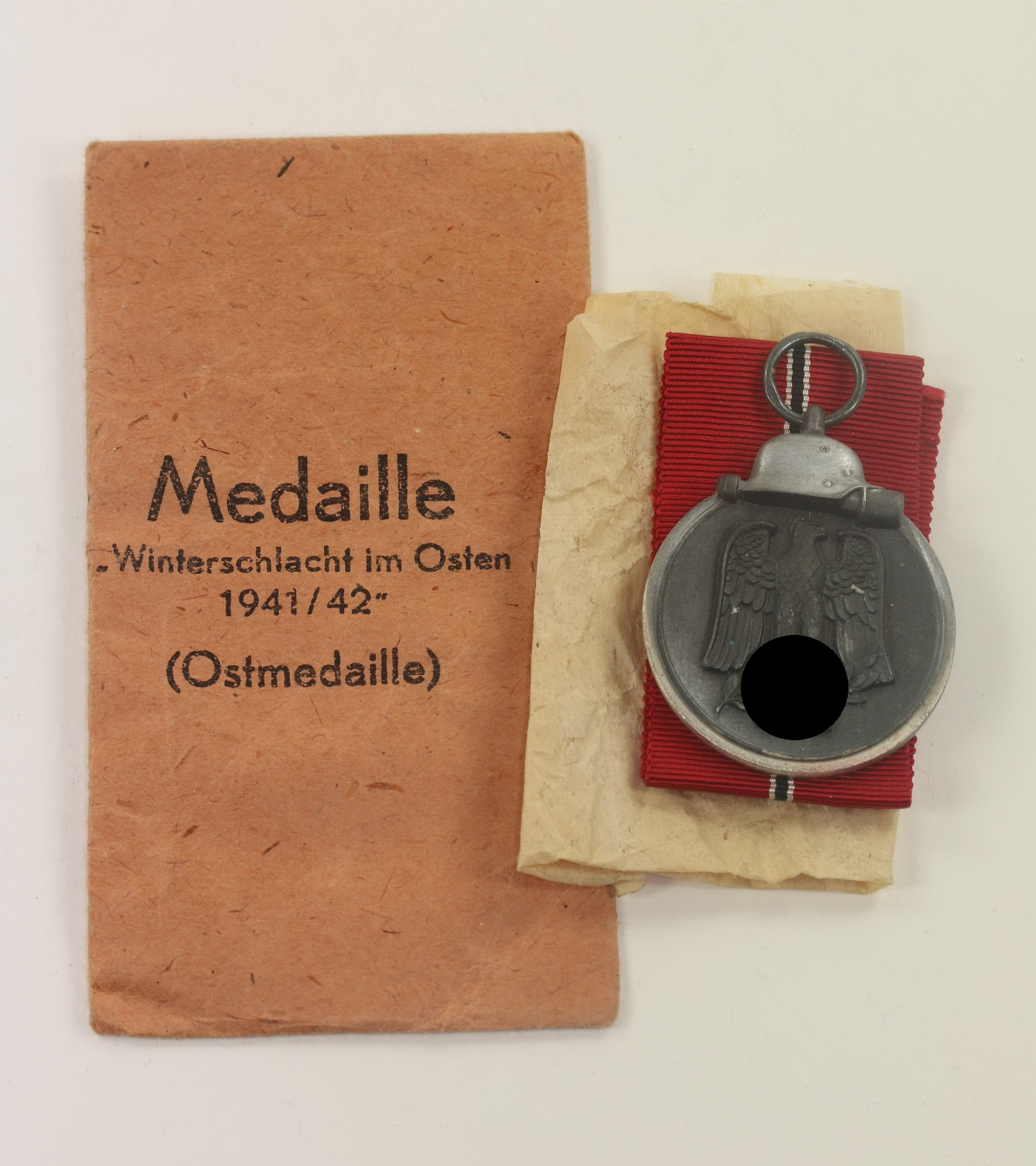 Ostmedaille, Hst. 13, in Verleihungstüte Gustav Brehmer, Markneukirchen i. Sa. – Bild 1