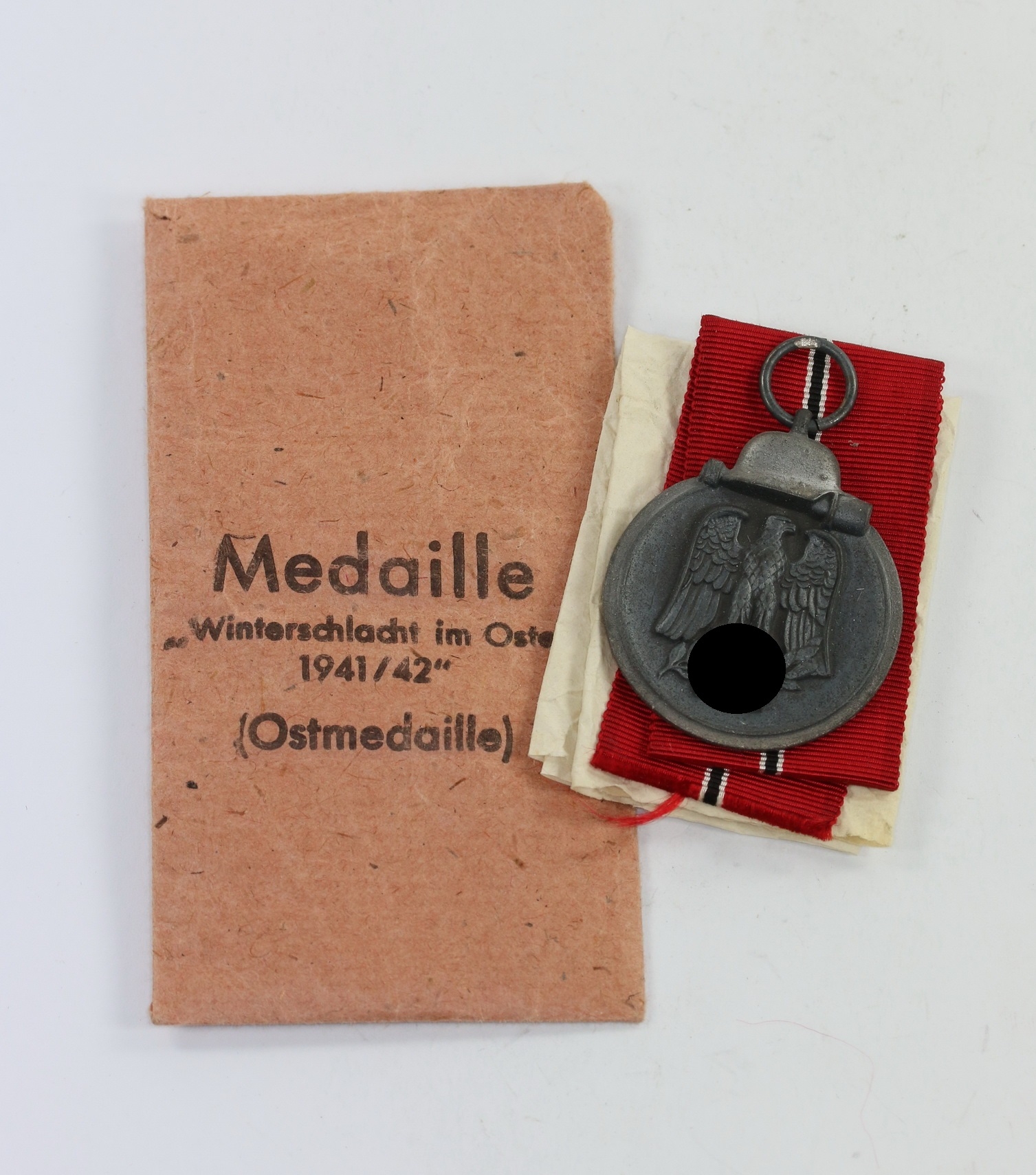 ostmedaille_hst Ostmedaille, Hst. 19, in Verleihungstüte, Hauptmann Fritz Merkl – Bild 1
