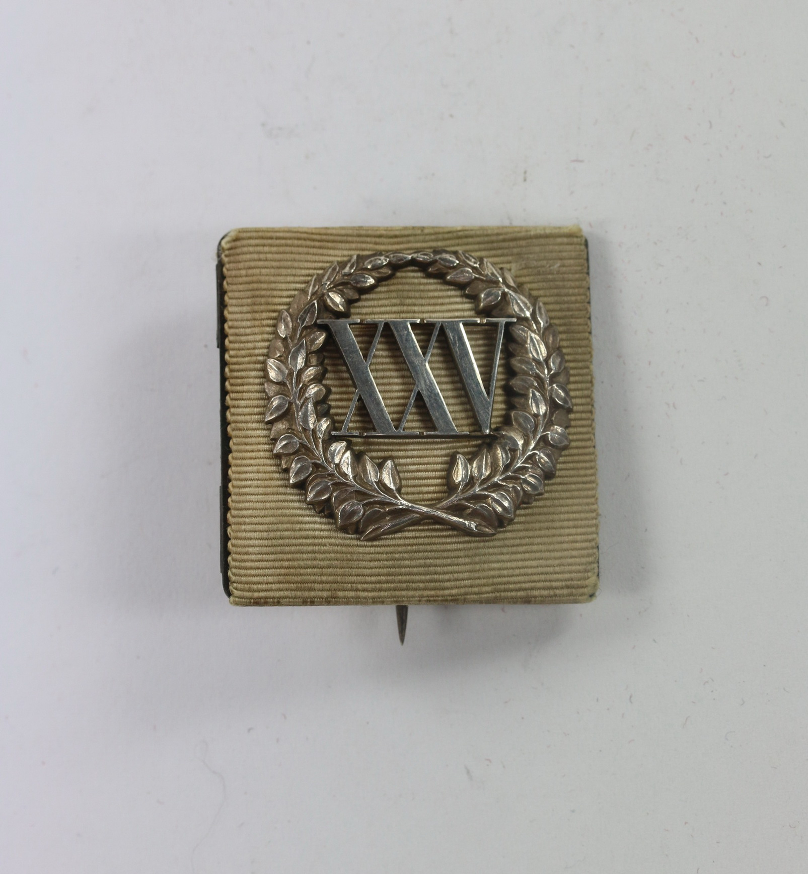 Preußen Erinnerungszeichen zur Silbernen Hochzeit von Kaiser Wilhelm II. 1906, am weißen Band – Bild 1