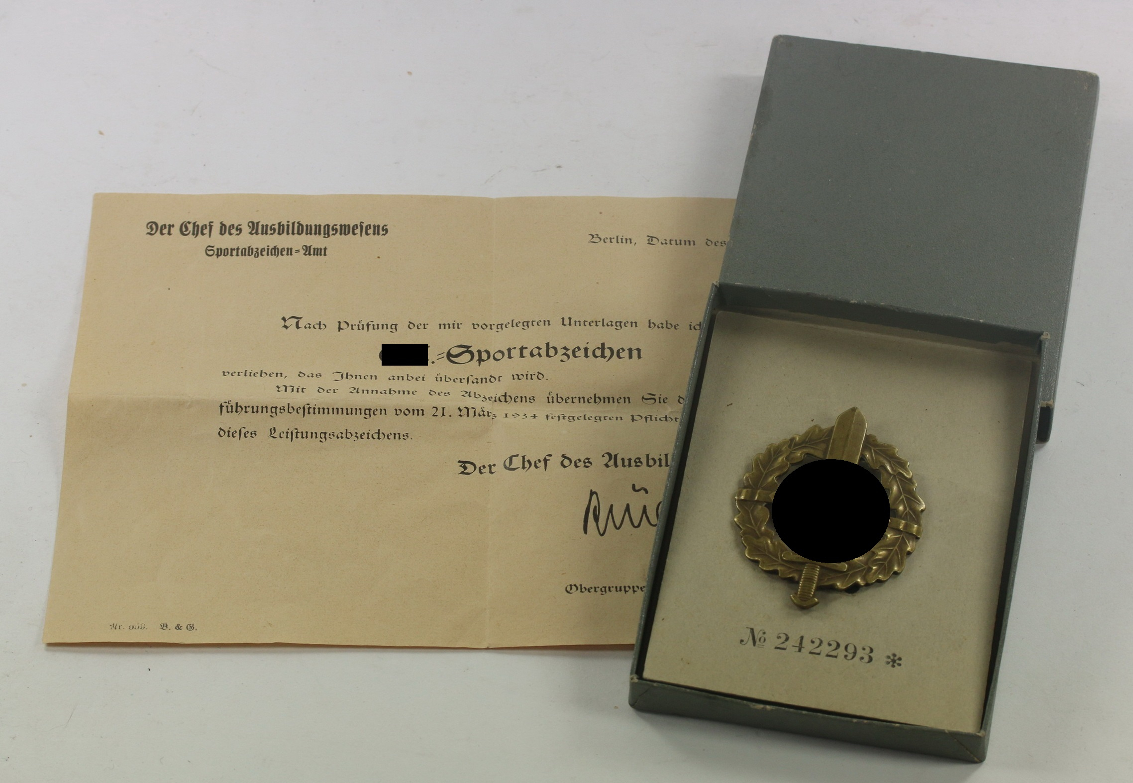  SA Wehrsportabzeichen in Bronze, Hst. E. Schneider Lüdenscheid, Eigentum d. S.A. Sportabzeichen Hauptstelle, im nummerngleichen (!) Etui, mit Übersendungsschreiben (!) – Bild 1