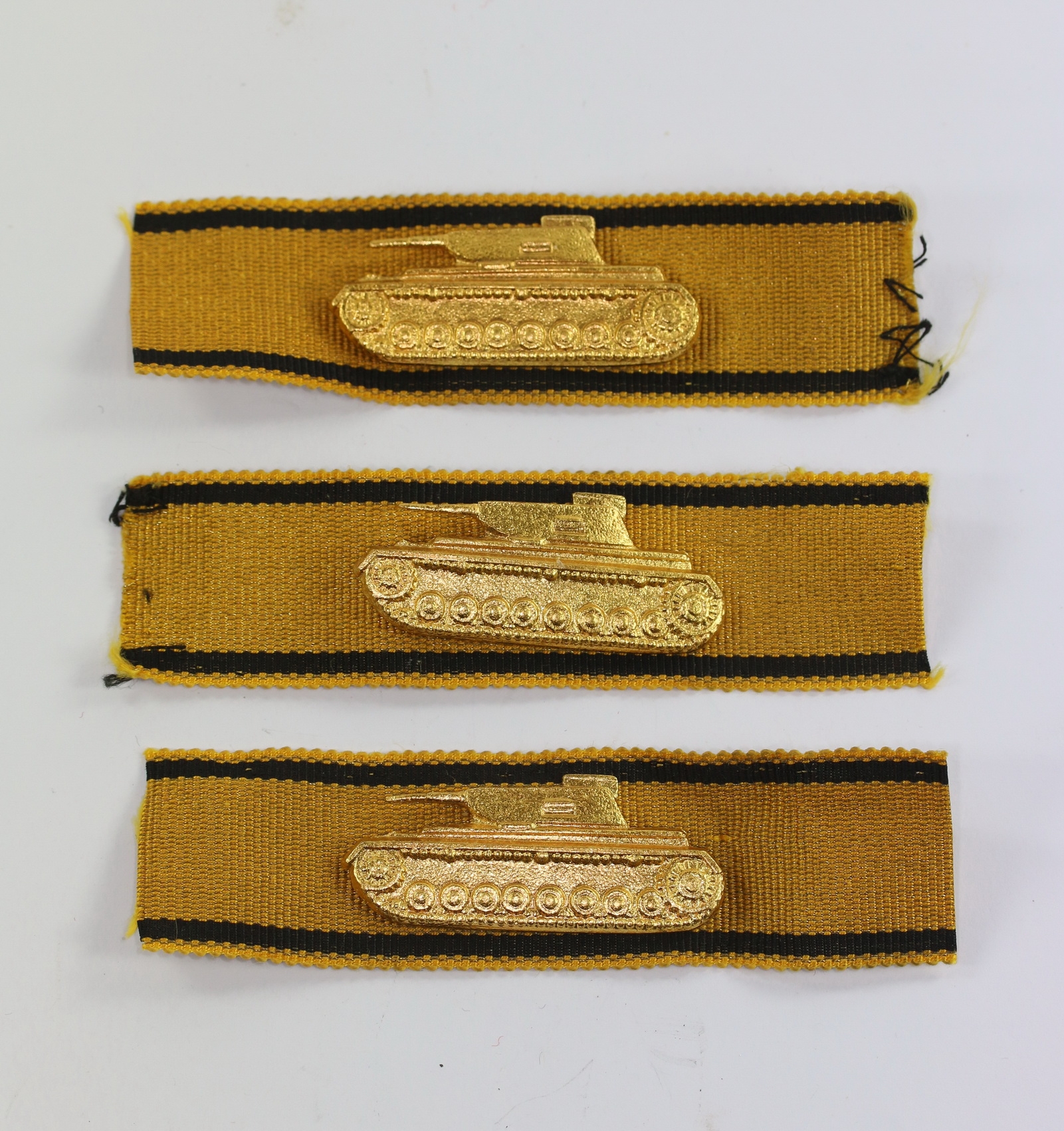 Sonderabzeichen für das Niederkämpfen von Panzerkampfwagen durch Einzelkämpfer (Panzerknacker) Gold, Ausführung 1957 – Bild 1