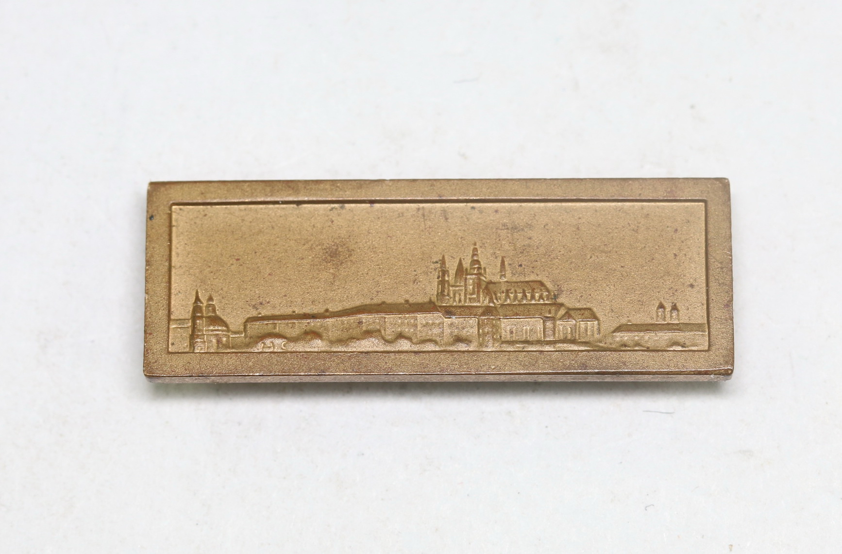 spange_pragerburg_mit_k_nstlersignatur_h Spange Pragerburg, mit Künstlersignatur H.C., für die Anschlußmedaille Sudetenland (1. Oktober 1938) – Bild 1