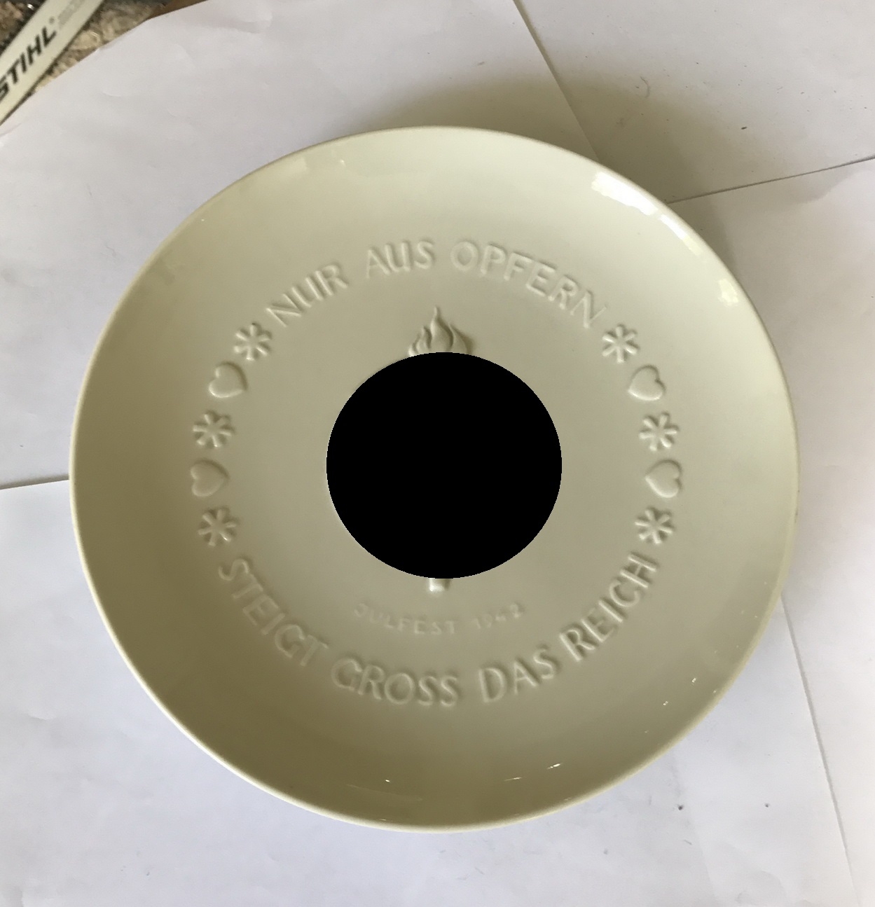 SS-Porzellanmanufaktur Allach, Teller "Julfest 1942 Nur aus Opfern steigt groß das Reich" – Bild 1