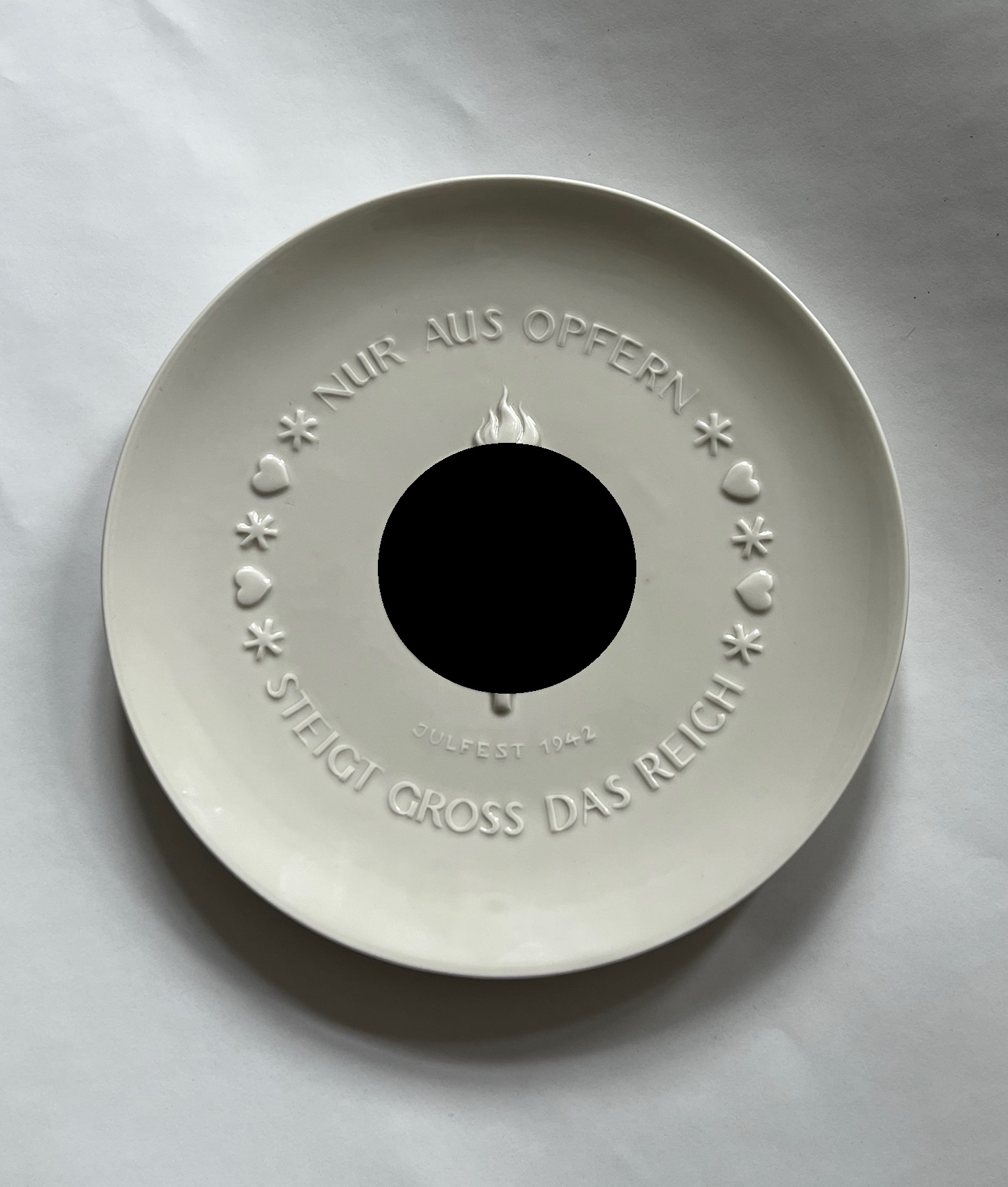 SS-Porzellanmanufaktur Allach, Teller "Julfest 1942 Nur aus Opfern steigt groß das Reich" – Bild 1