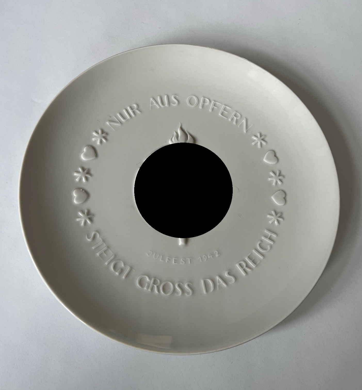 SS-Porzellanmanufaktur Allach, Teller "Julfest 1942 Nur aus Opfern steigt gross das Reich" – Bild 1