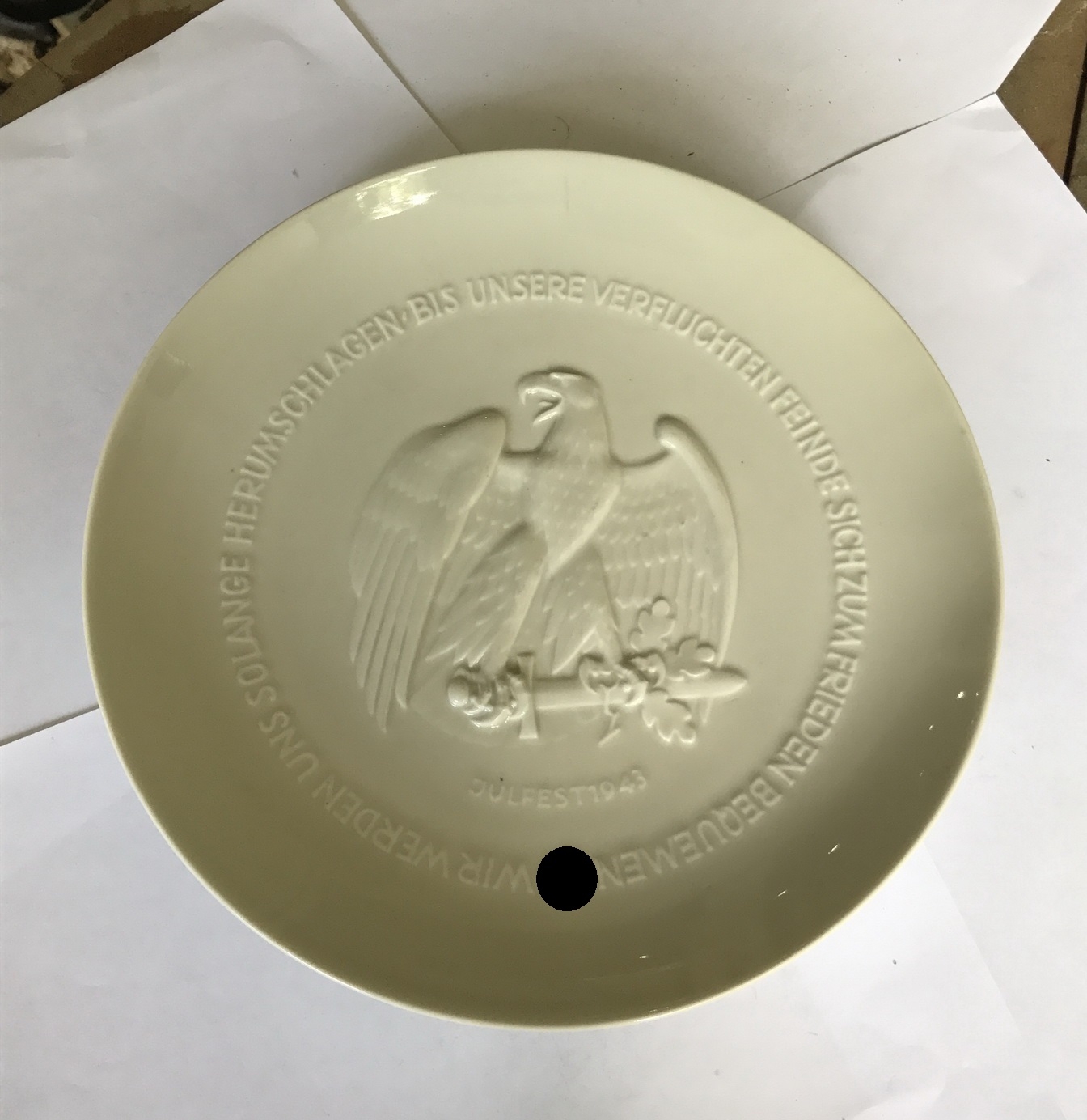 SS-Porzellanmanufaktur Allach, Teller "Julfest 1943 Wir werden uns solange herumschlagen bis unsere verfluchten Feinde sich zum Frieden Bequemen" – Bild 1