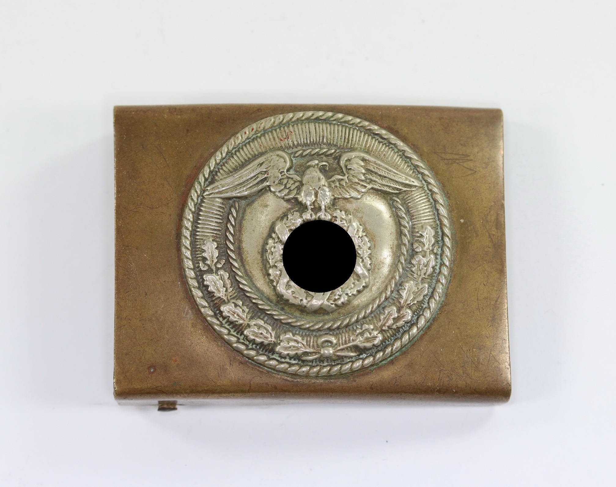 sturm_abteilung_sa_koppelschloss_mit_auf_der_spitze_stehendem_hakenkreuz_1__1 Sturm Abteilung (SA), Koppelschloss, mit auf der Spitze stehendem Hakenkreuz – Bild 1