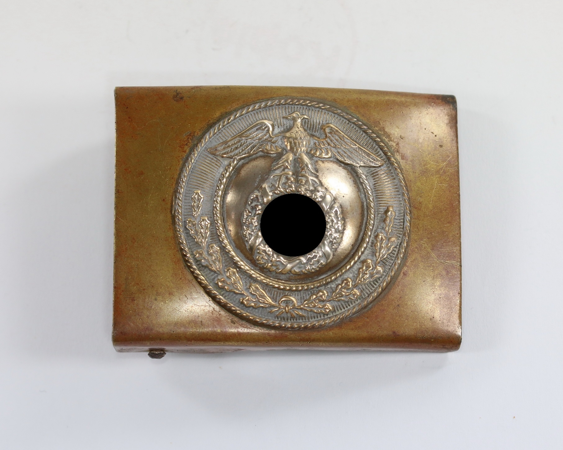 sturm_abteilung_sa_original_koppelschloss_mit_auf_der_spitze_stehendem_hakenkreuz_1__1 Sturm Abteilung (SA), Koppelschloss, mit auf der Spitze stehendem Hakenkreuz – Bild 1