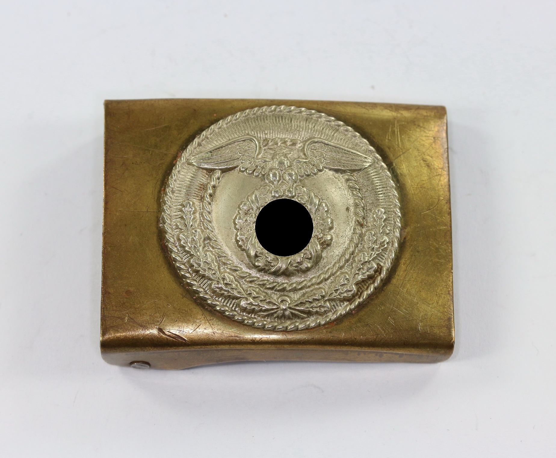 sturmabteilung_sa_koppelschloss_mit_auf_der_spitze_stehendem_hakenkreuz_1__1_1 Sturmabteilung (SA), Koppelschloss, mit auf der Spitze stehendem Hakenkreuz – Bild 1