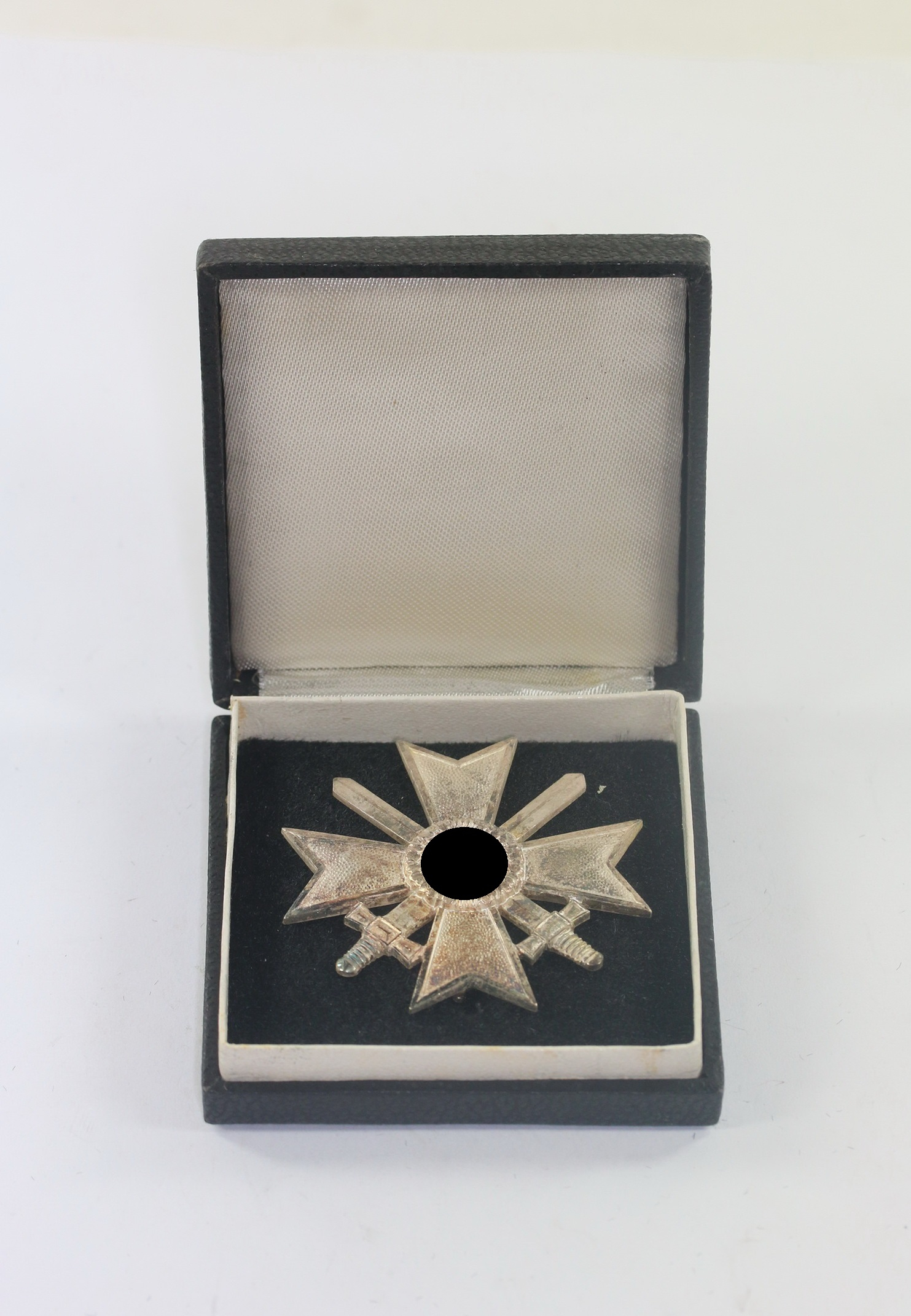  Kriegsverdienstkreuz 1. Klasse mit Schwertern, Hst. 1 (Deschler & Sohn, München), im Etui – Bild 1