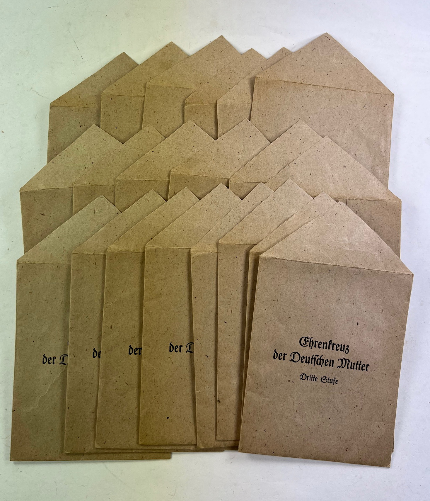 verleihungst_te_mutterkreuz_in_bronze_dritte_stufe_louis_gottlieb_s_hne_oberstein_a Verleihungstüte Mutterkreuz in Bronze (Dritte Stufe), Louis Gottlieb & Söhne Oberstein a. d. Nahe, Hortfunf (!) – Bild 1