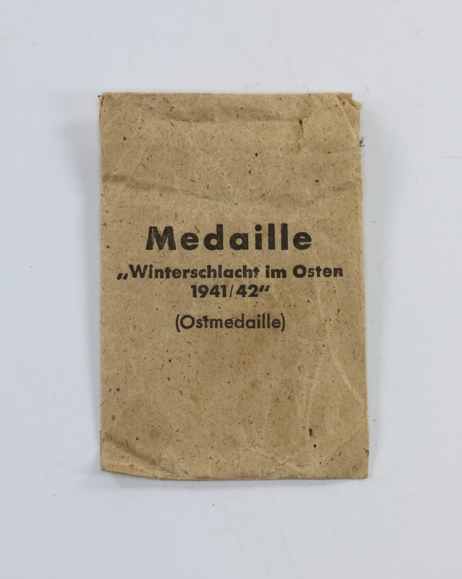 Verleihungstüte Ostmedaille, Arbeitsgemeinschaft für Heeresbedarf in der Gravur- und Ziseleur-Innung Berlin – Bild 1