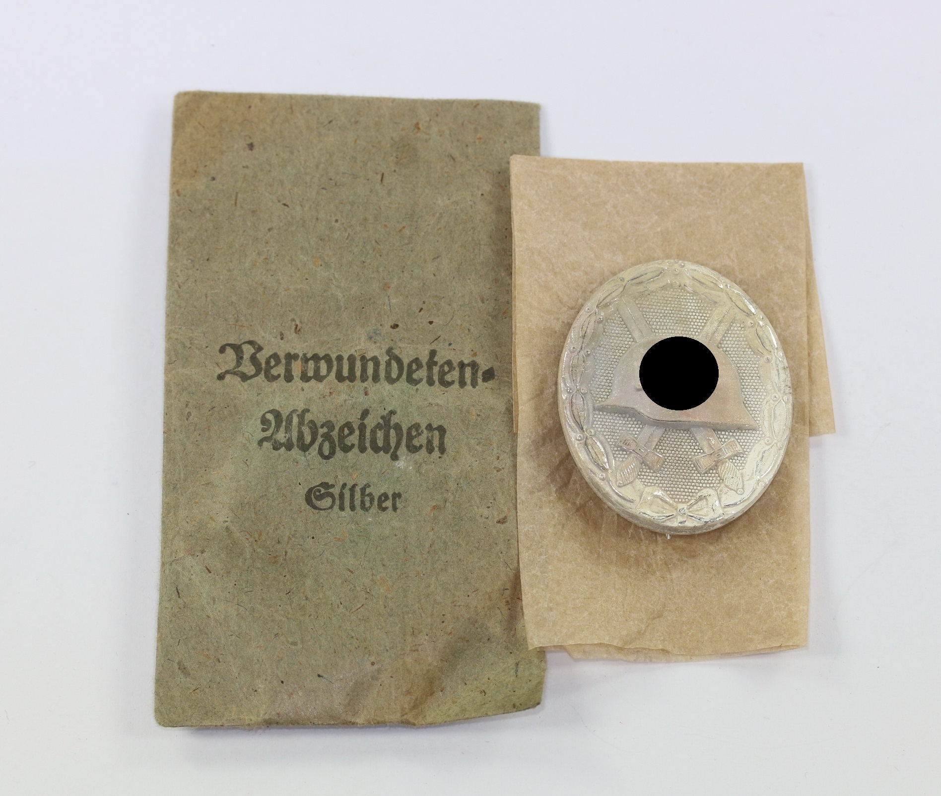 verwundetenabzeichen_in_silber_hst Verwundetenabzeichen in Silber, Hst. 127, in Verleihungstüte Moritz Hausch AG, Pforzheim – Bild 1