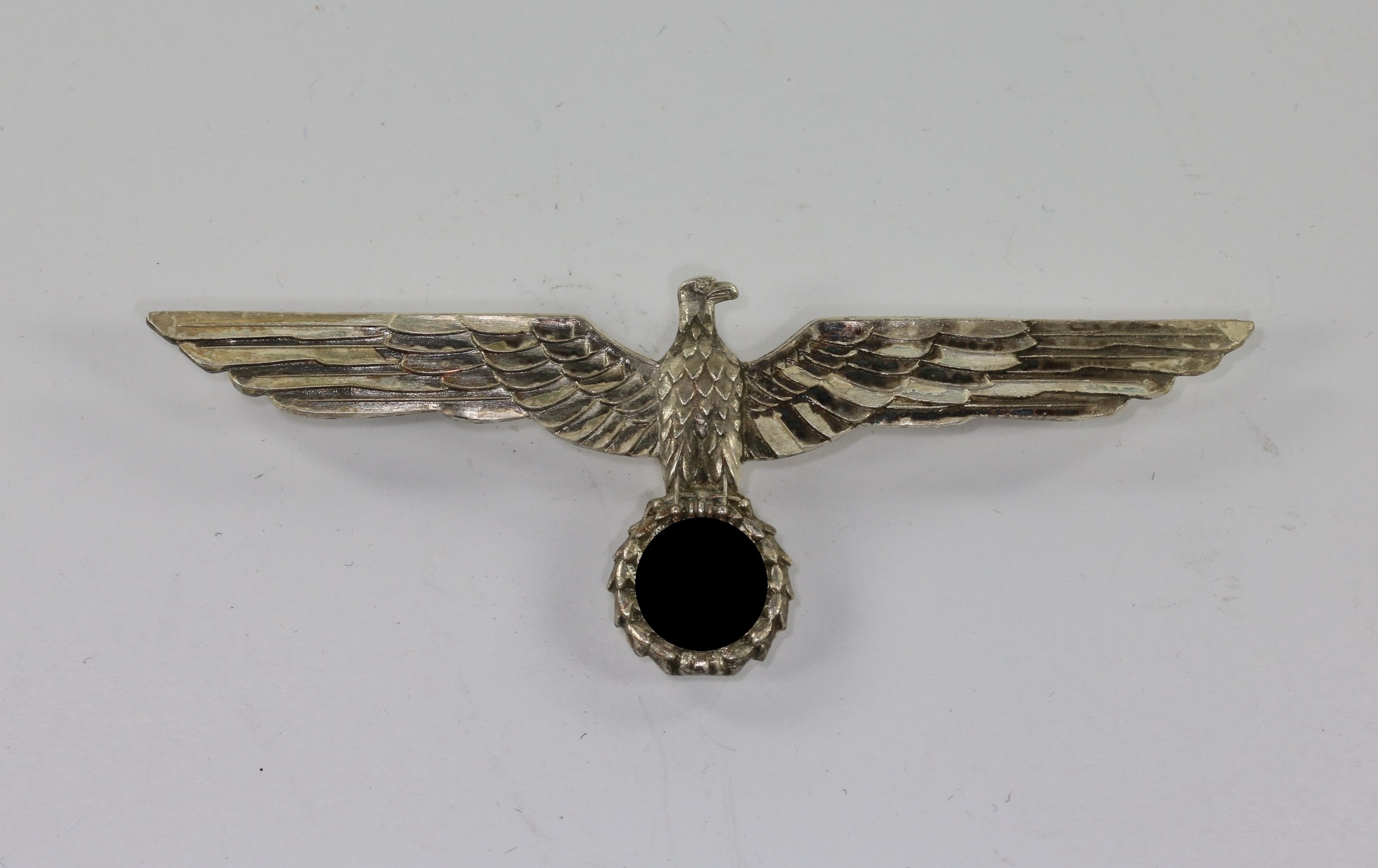 wehrmacht_heer_metall_brustadler_f_r_die_wei_e_sommerjacke_der_offiziere_1__1 Wehrmacht Heer, Metall Brustadler für die weiße Sommerjacke der Offiziere – Bild 1