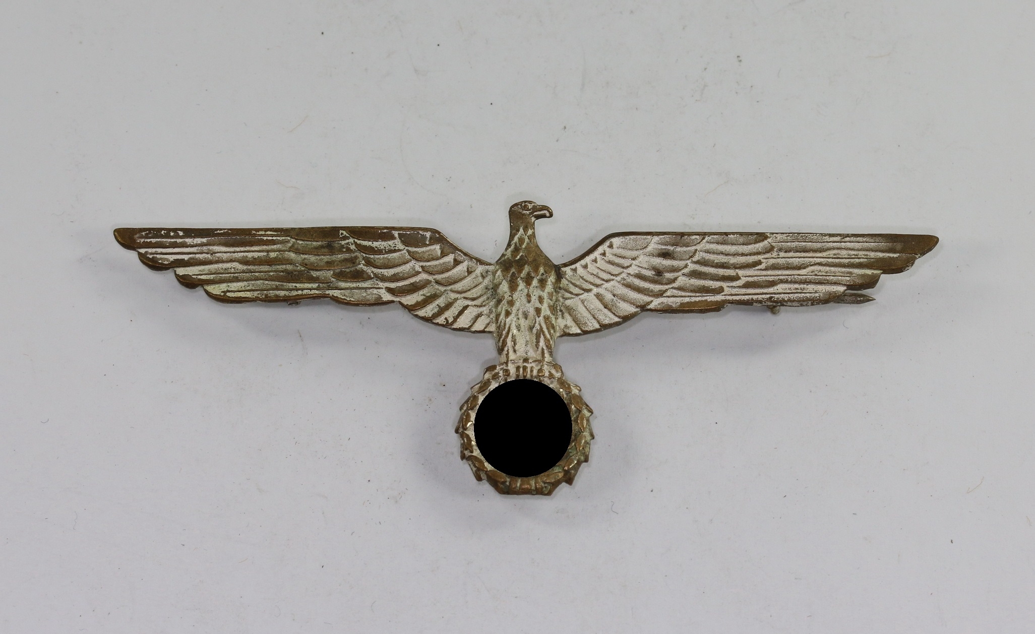 wehrmacht_heer_metall_brustadler_f_r_die_wei_e_sommerjacke_der_offiziere_1__1_1 Wehrmacht Heer, Metall Brustadler für die weiße Sommerjacke der Offiziere – Bild 1