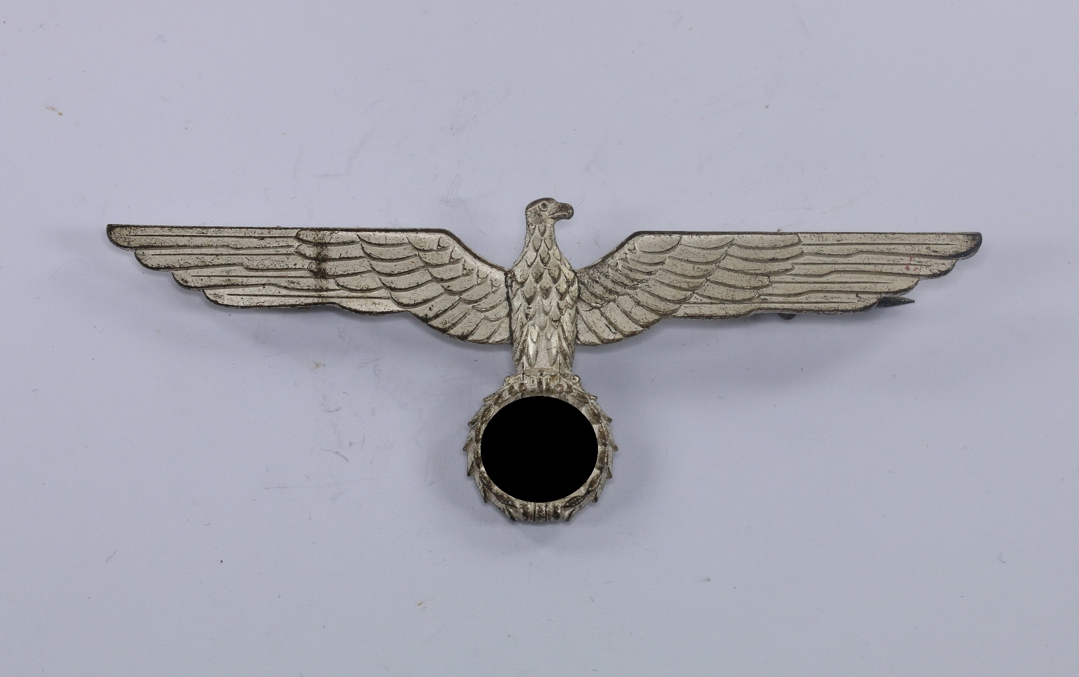 wehrmacht_heer_metall_brustadler_f_r_die_wei_e_sommerjacke_der_offiziere_1__8 Wehrmacht Heer, Metall Brustadler für die weiße Sommerjacke der Offiziere – Bild 1