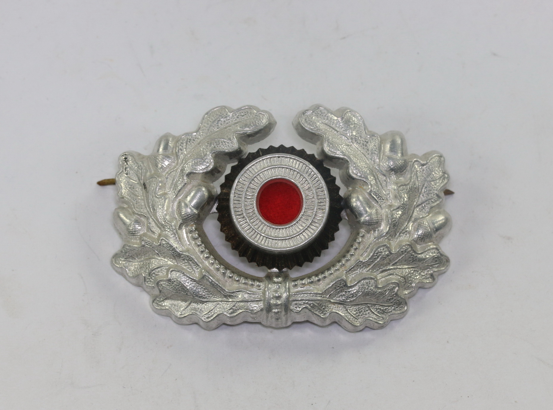 Wehrmacht Heer, Schirmmützeneichenlaub und Korkade für Offiziere – Bild 1