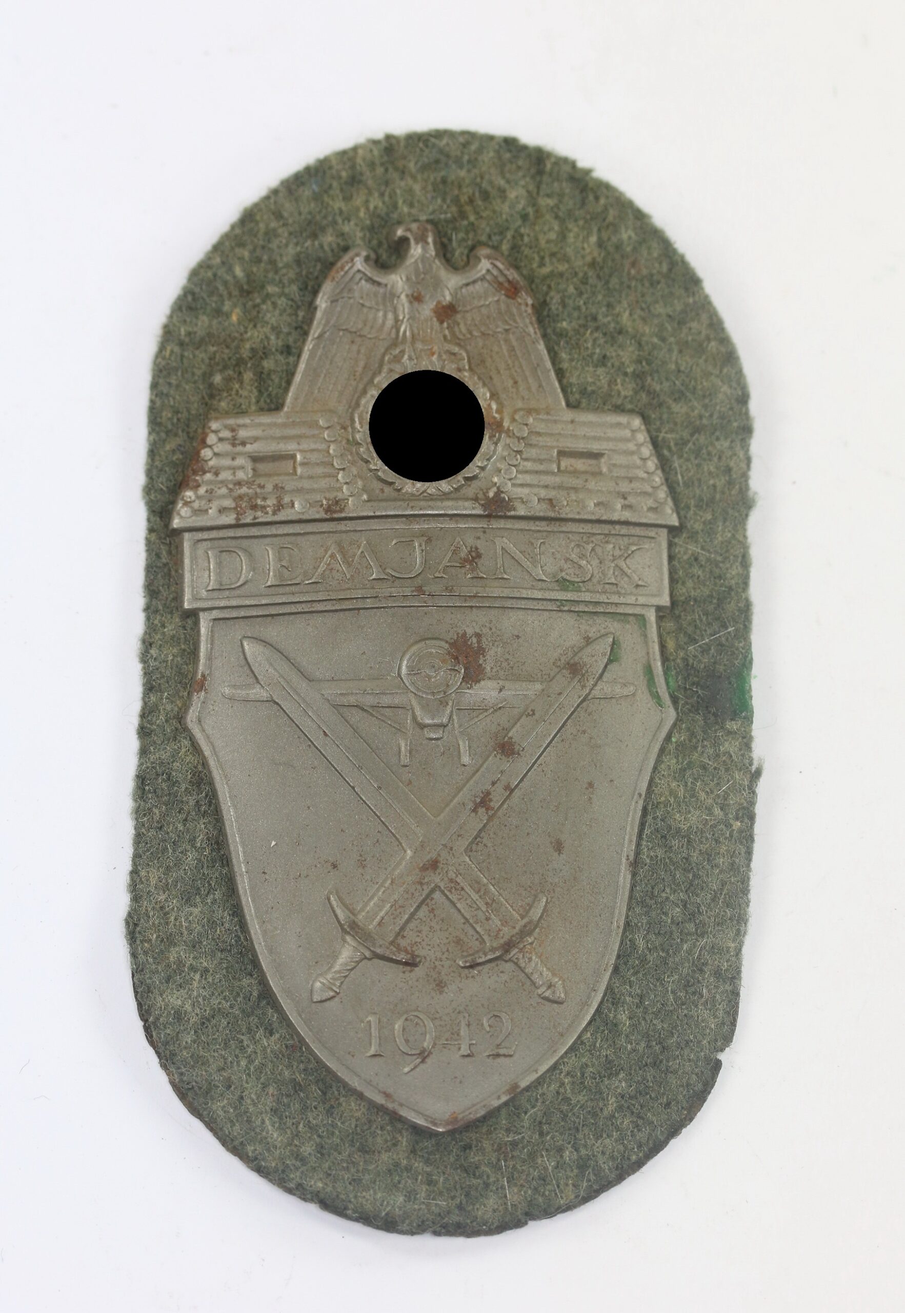 Demjanskschild auf Heeresstoff, Typ 4.5 (Eisen) (1) Demjansk Schild auf Heeresstoff, Typ 4.5 (Eisen) – Bild 1