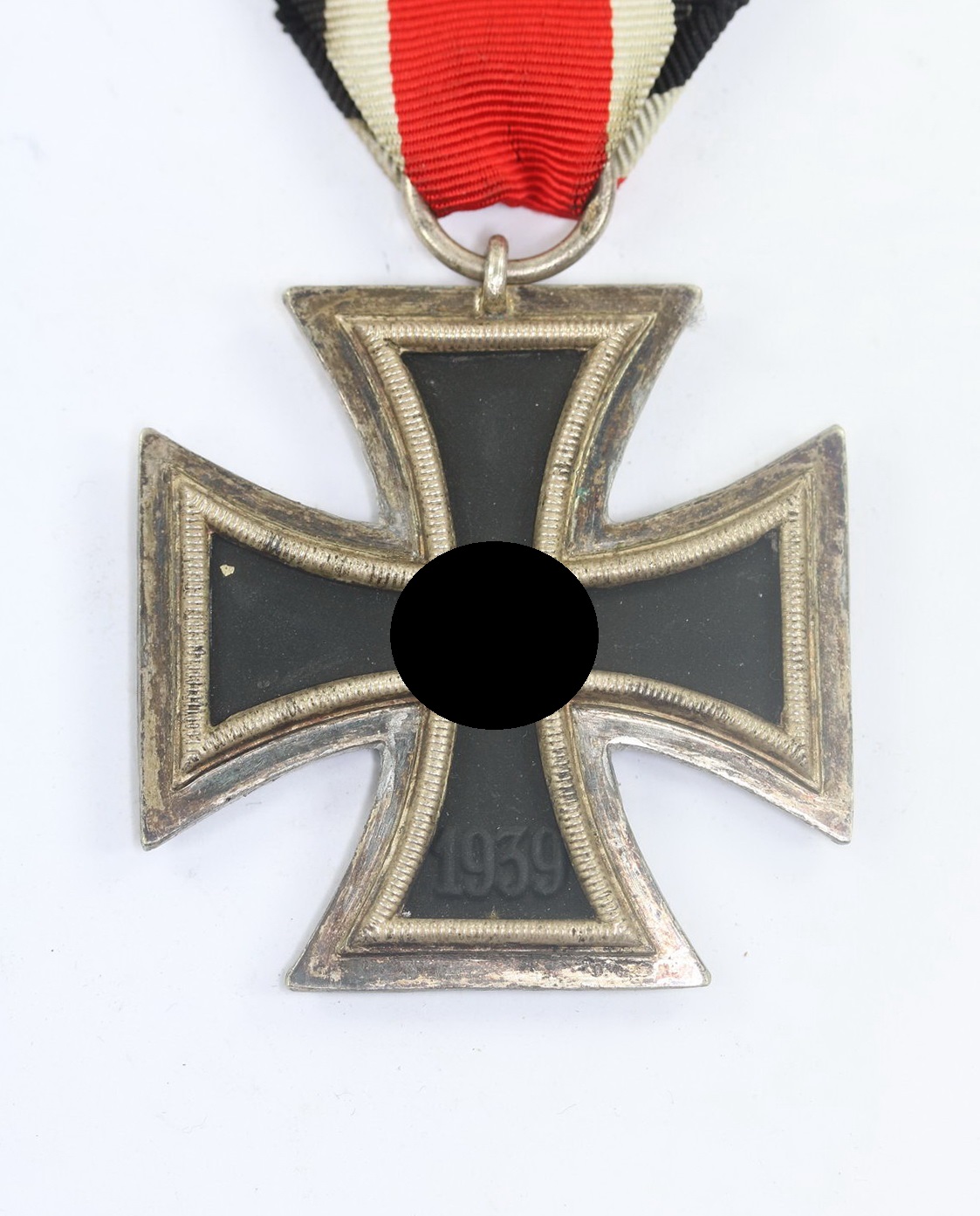 Eisernes Kreuz 2. Klasse 1939, Hst. 24 Zusatzpunze W.P. (Arbeitsgemeinschaft der Hanauer Plakettenhersteller, Hanau) (1) Eisernes Kreuz 2. Klasse 1939, Hst. 24 Zusatzpunze W.P. (Arbeitsgemeinschaft der Hanauer Plakettenhersteller, Hanau) – Bild 1