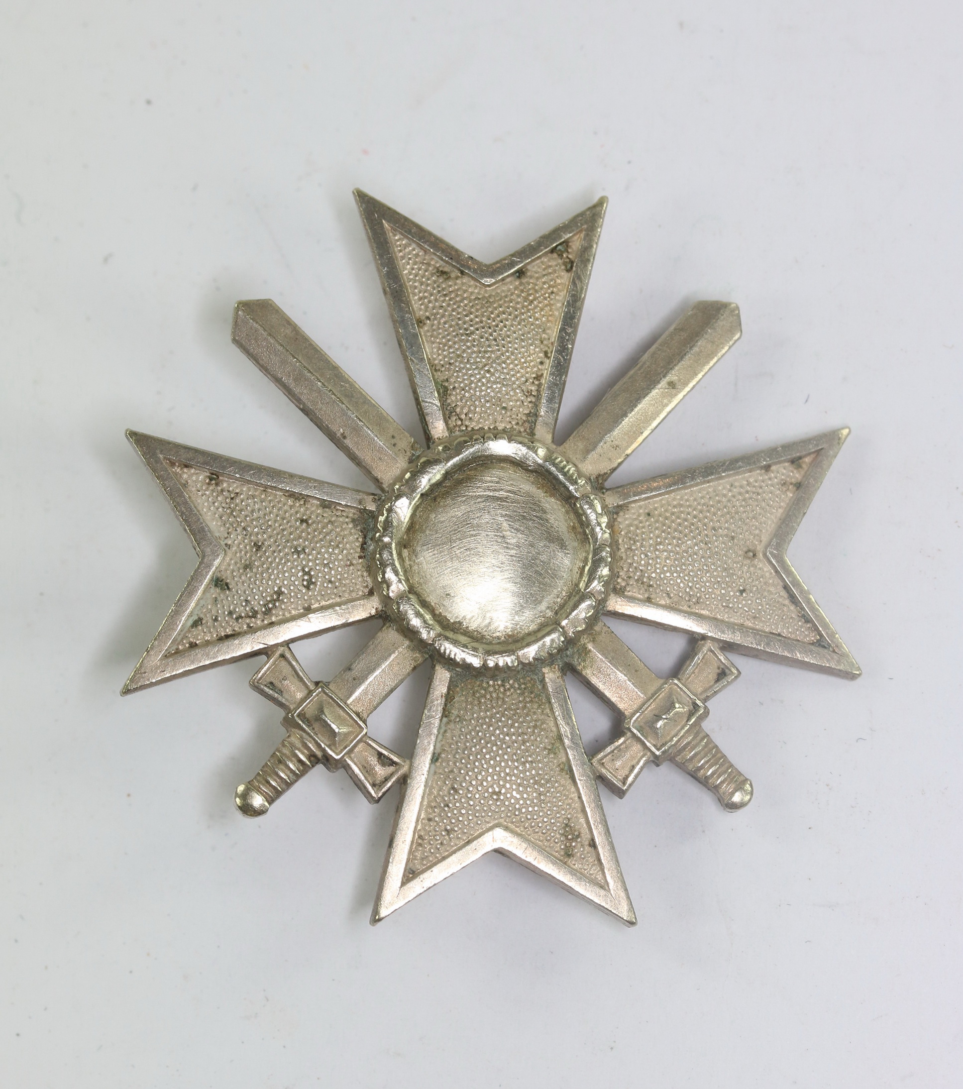 Kriegsverdienstkreuz 1. Klasse mit Schwertern, Kriegsgefangenschaft, Hst. 43 (1) Kriegsverdienstkreuz 1. Klasse mit Schwertern, Kriegsgefangenschaft, Hst. 43 – Bild 1