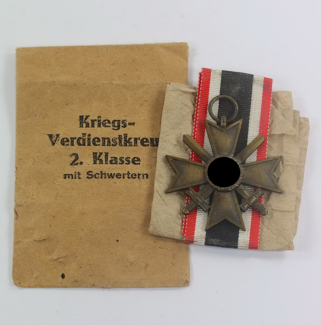 Kriegsverdienstkreuz 2. Klasse mit Schwertern, Hst. 7, in Verleihungstüte Paul Meybauer Berlin SW68 (1) Kriegsverdienstkreuz 2. Klasse mit Schwertern, Hst. 7, in Verleihungstüte Paul Meybauer Berlin SW68 – Bild 1