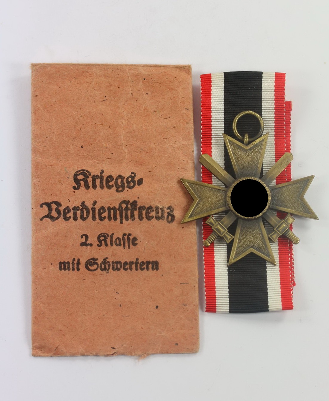 Kriegsverdienstkreuz 2. Klasse mit Schwertern, in Verleihungstüte, Frank & Reif Suttgart (1) Kriegsverdienstkreuz 2. Klasse mit Schwertern, in Verleihungstüte, Frank & Reif Suttgart – Bild 1