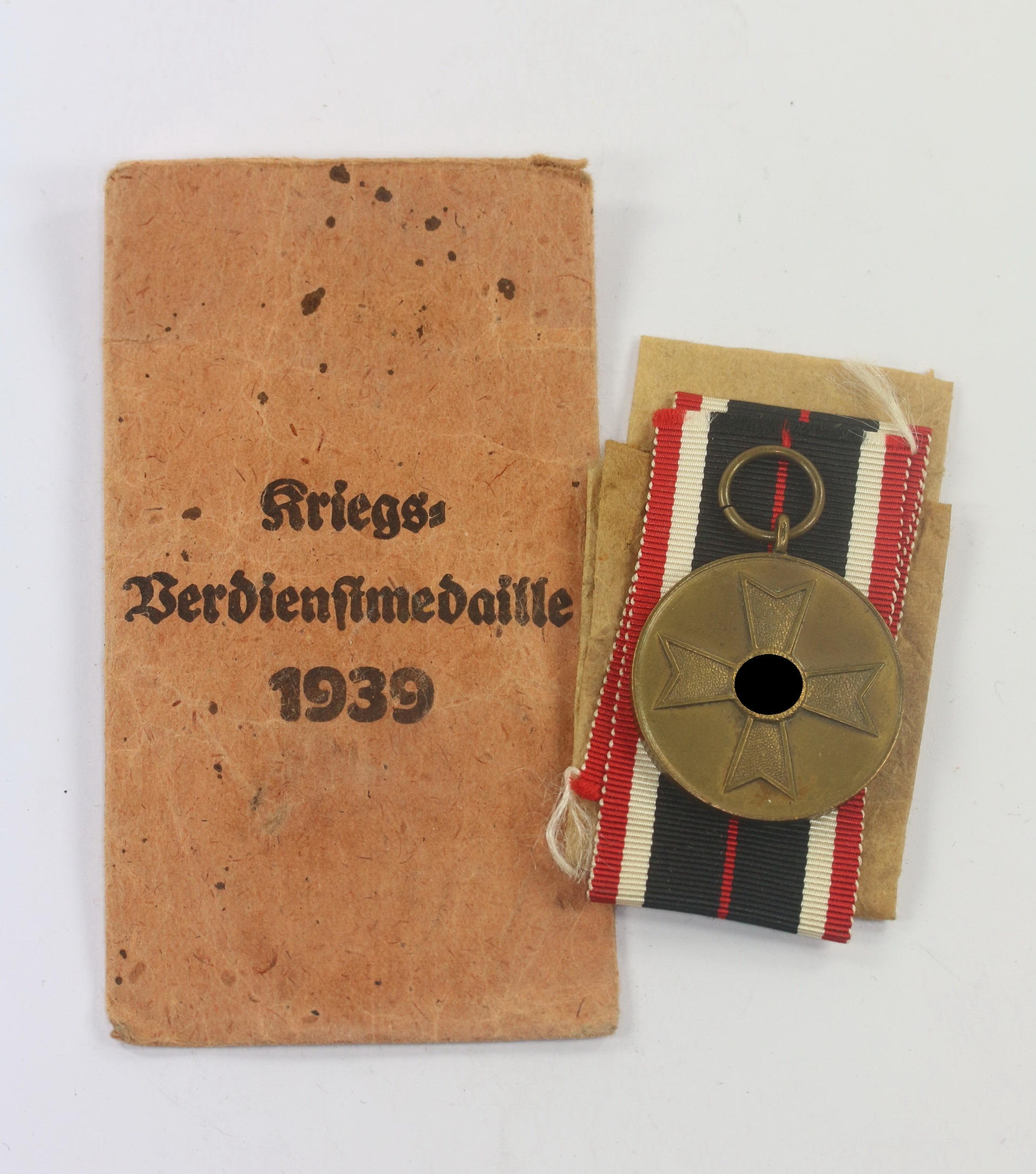 Kriegsverdienstmedaille, in Verleihungstüte Franz Klamt & Söne GablonzNeiße (1) Kriegsverdienstmedaille, in Verleihungstüte Franz Klamt & Söne Gablonz/Neiße – Bild 1