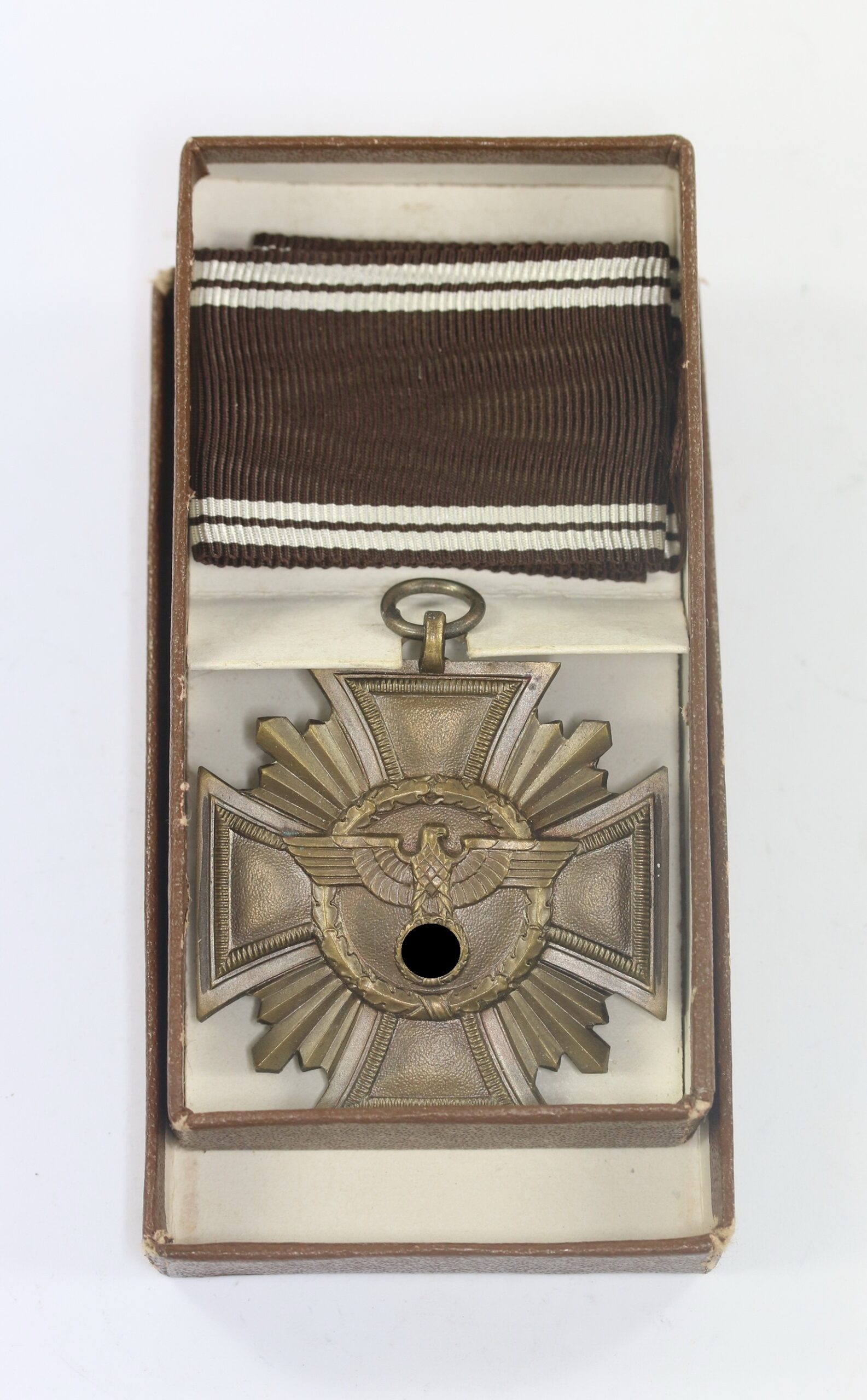 NSDAP Dienstauszeichnung in Bronze, Hst. 10 – Deschler (!), Cupal (!), im Etui (1) NSDAP Dienstauszeichnung in Bronze, Hst. 10 – Deschler (!), Cupal (!), im Etui – Bild 1
