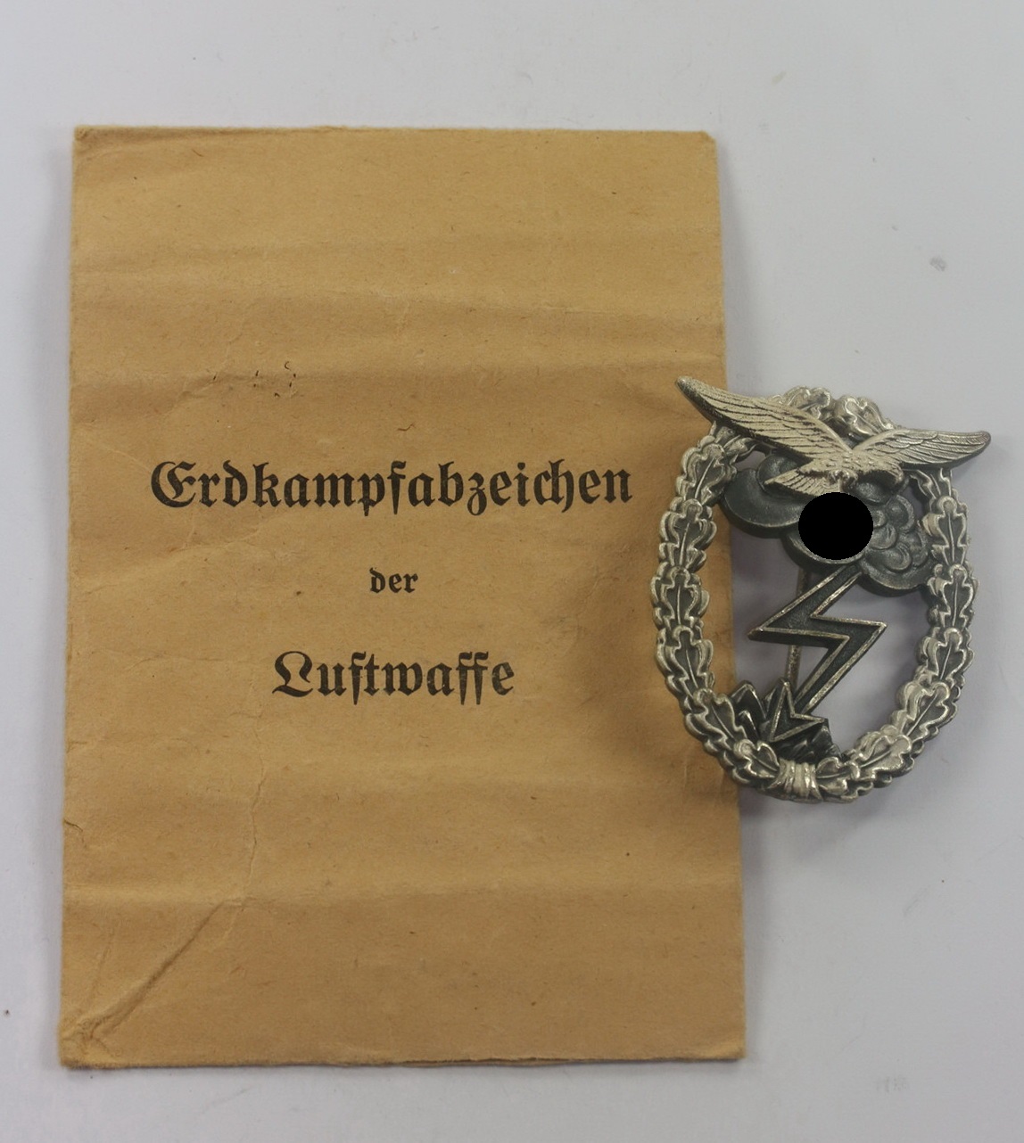 Erdkampfabzeichen der Luftwaffe, Hst. G.H. Osang Dresden, in Verleihungstüte, Hortfund (!) – Bild 1