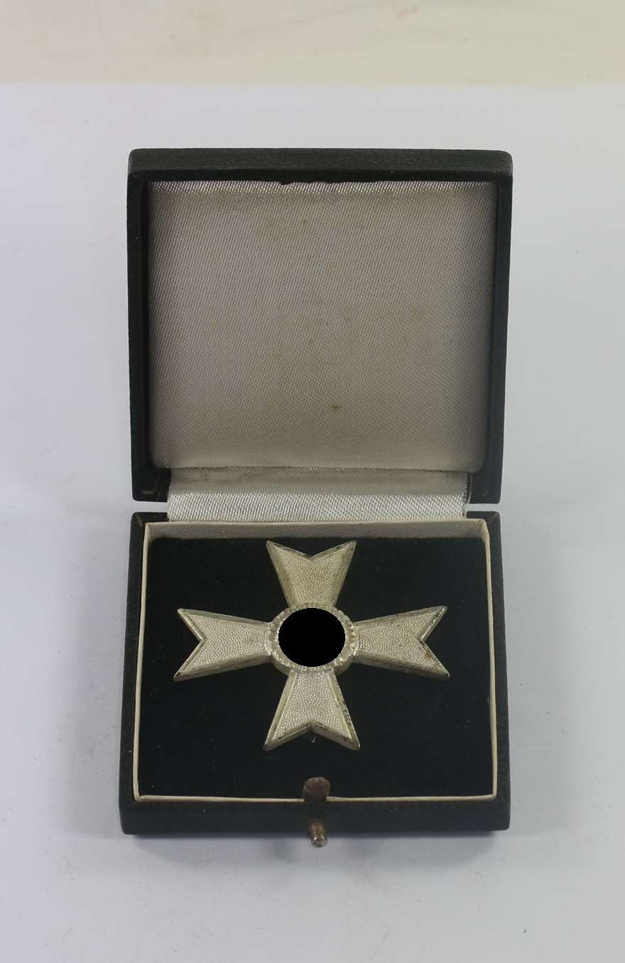 Kriegsverdienstkreuz 1. Klasse (ohne Schwerter), Hst. 50 (Karl Gschiermeister, Wien), im Etui (1) Kriegsverdienstkreuz 1. Klasse (ohne Schwerter), Hst. 50 (Karl Gschiermeister, Wien), im Etui – Bild 1