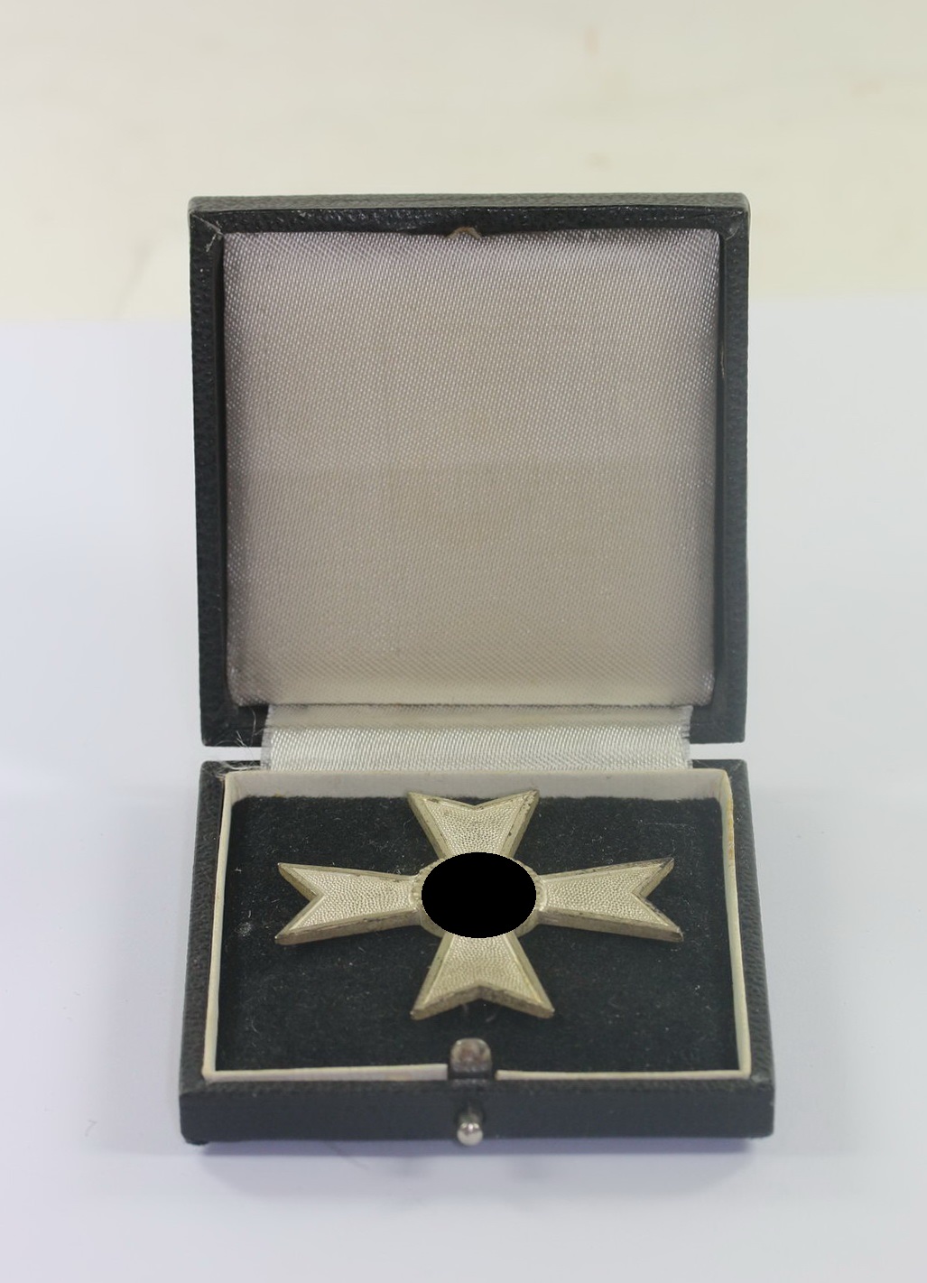 Kriegsverdienstkreuz 1. Klasse (ohne Schwerter), Hst. 50 (Karl Gschiermeister, Wien), im Etui (1) Kriegsverdienstkreuz 1. Klasse (ohne Schwerter), Hst. 50 (Karl Gschiermeister, Wien), im Etui – Bild 1