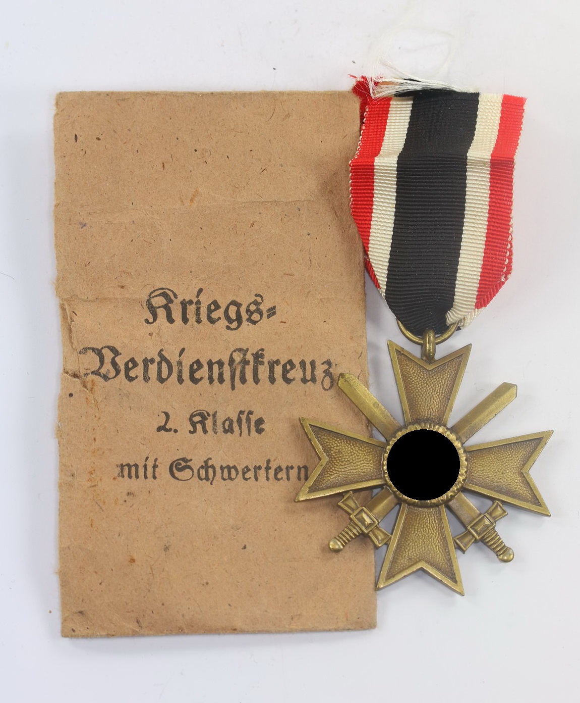 Kriegsverdienstkreuz 2. Klasse mit Schwertern, Hst. 100, in Verleihungstüte Mittweida Metallwarenfabrik Rudolf Wächtler & Lange Mittweida (1) Kriegsverdienstkreuz 2. Klasse mit Schwertern, Hst. 100, in Verleihungstüte Mittweida Metallwarenfabrik Rudolf Wächtler & Lange Mittweida – Bild 1