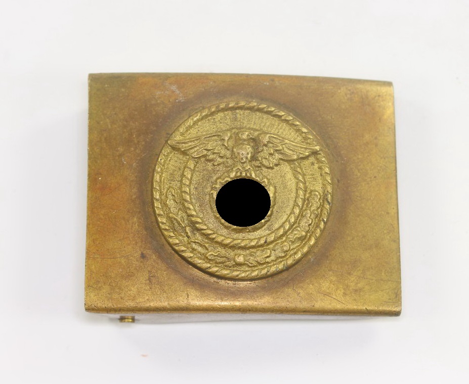 Sturmabteilung (SA), frühes Koppelschloss, mit auf der Spitze stehendem Hakenkreuz (1) Sturmabteilung (SA), frühes Koppelschloss, mit auf der Spitze stehendem Hakenkreuz – Bild 1