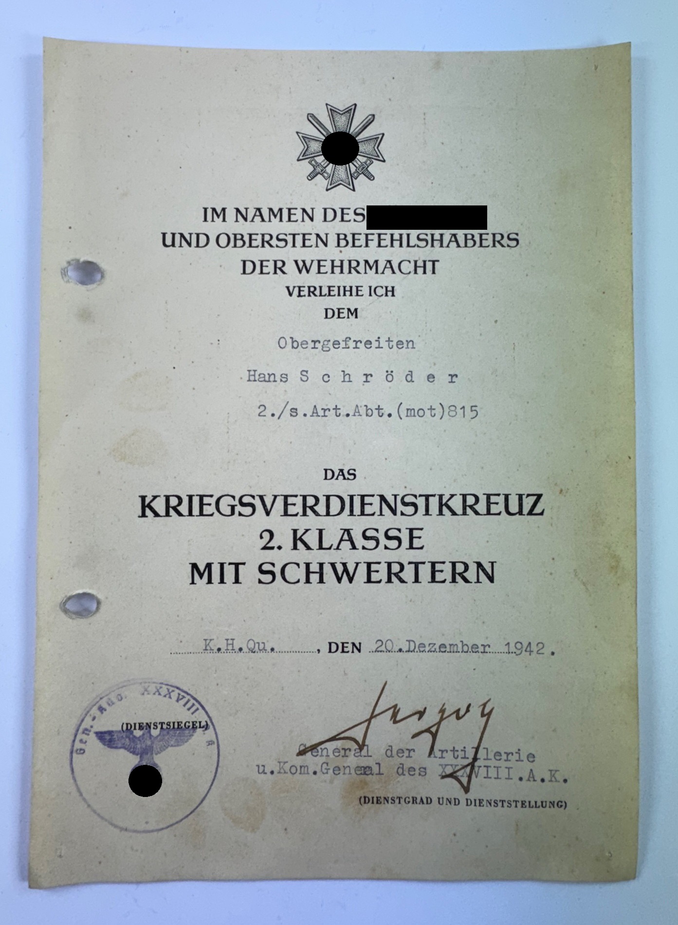 Urkunde Kriegsverdienstkreuz 2. Klasse mit Schwertern, schwere Artillerie Abteilung (mot) 815 (1) Urkunde Kriegsverdienstkreuz 2. Klasse mit Schwertern, schwere Artillerie Abteilung (mot) 815 – Bild 1