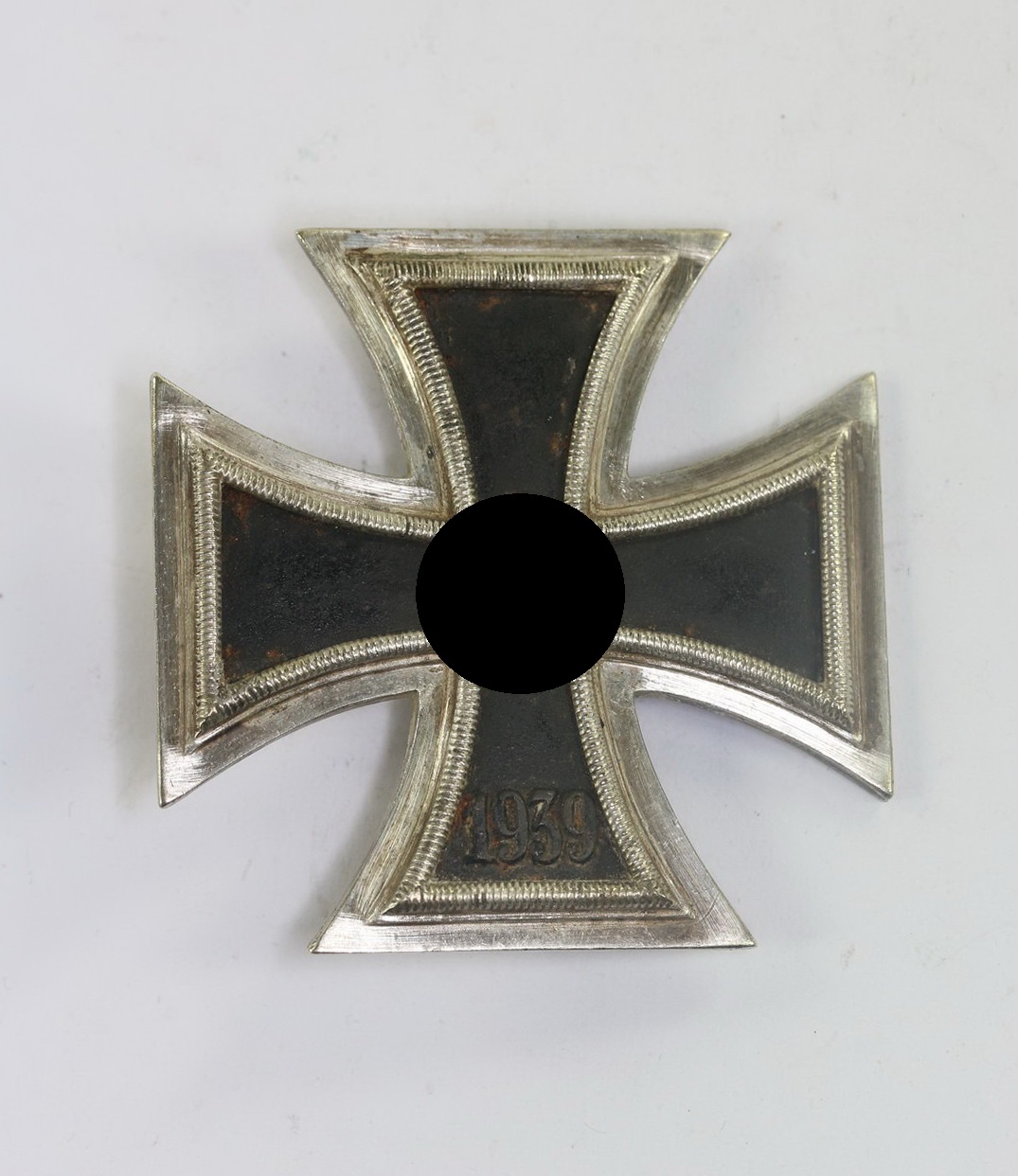 Eisernes Kreuz 1. Klasse 1939, Hst. 100 (Wächtler & Lange, Mittweida) auf der Nadel Unterseite (1) Eisernes Kreuz 1. Klasse 1939, Hst. 100 (Wächtler & Lange, Mittweida) auf der Nadel Unterseite – Bild 1