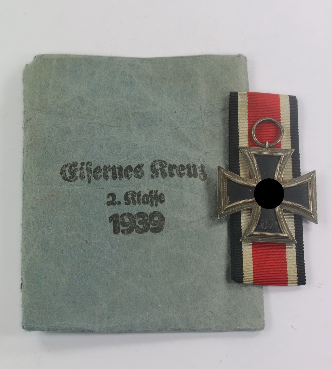 Eisernes Kreuz 2. Klasse 1939, in Verleihungstüte E. Fred. Wiedmann Frankfurt a.M. G. 10 (1) Eisernes Kreuz 2. Klasse 1939, in Verleihungstüte E. Fred. Wiedmann Frankfurt a.M. G. 10 – Bild 1