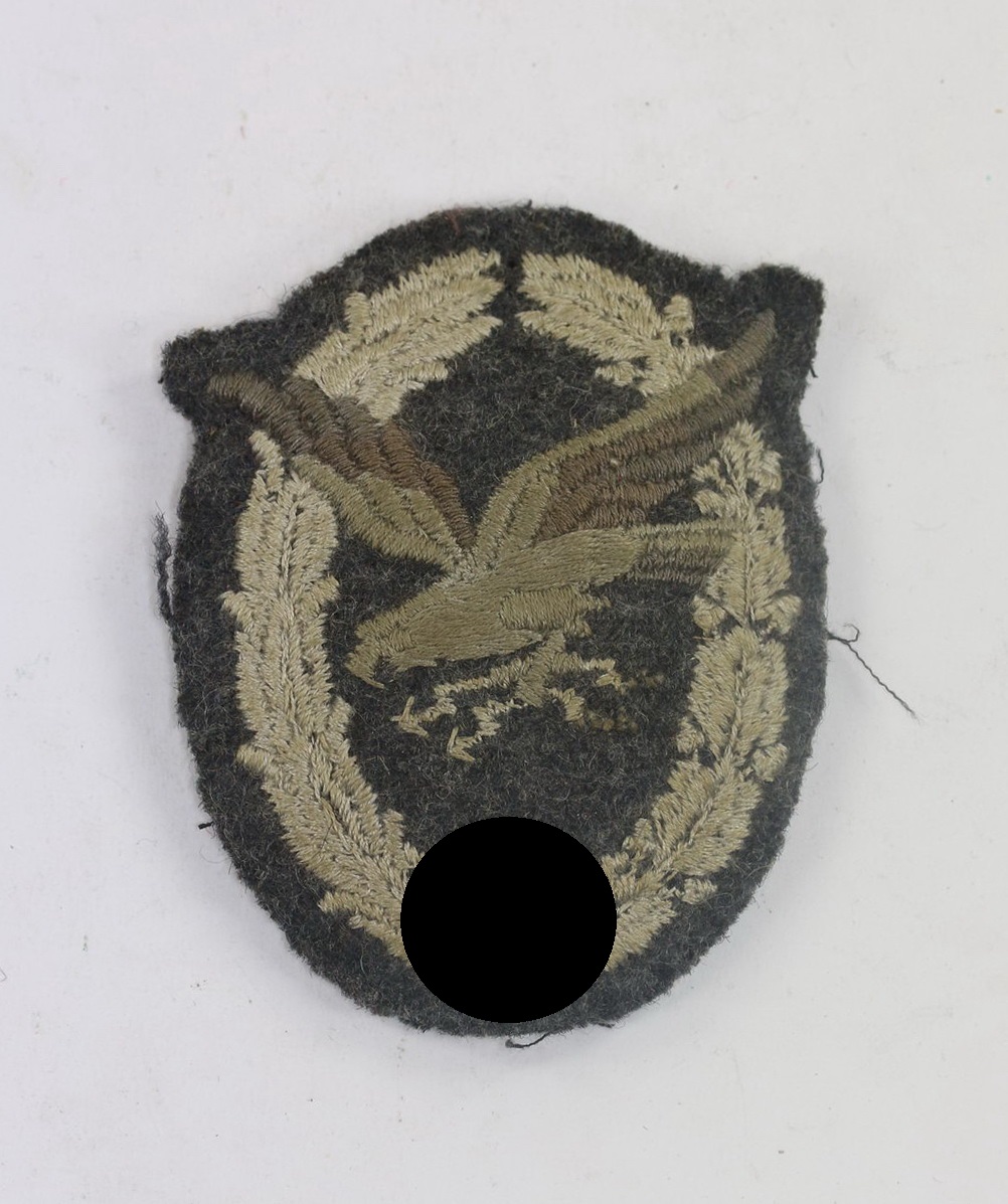 Luftwaffe, Fliegerschützenabzeichen mit Blitzbündel, Stoff Variante (gefüttert) (1) Luftwaffe, Fliegerschützenabzeichen mit Blitzbündel, Stoff Variante (gefüttert) – Bild 1