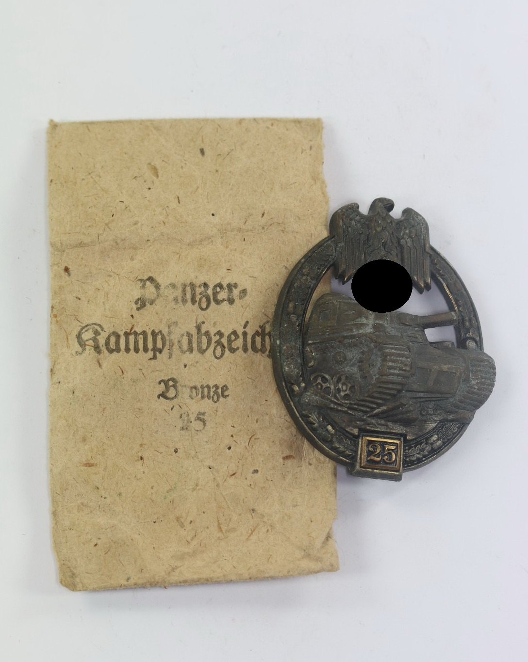 Panzerkampfabzeichen in Bronze mit Einsatzzahl 25, Hst. G.B., in Verleihungstüte Gustav Brehmer Markneukirchen i. Sa (1) Panzerkampfabzeichen in Bronze mit Einsatzzahl 25, Hst. G.B., in Verleihungstüte Gustav Brehmer Markneukirchen i. Sa. – Bild 1