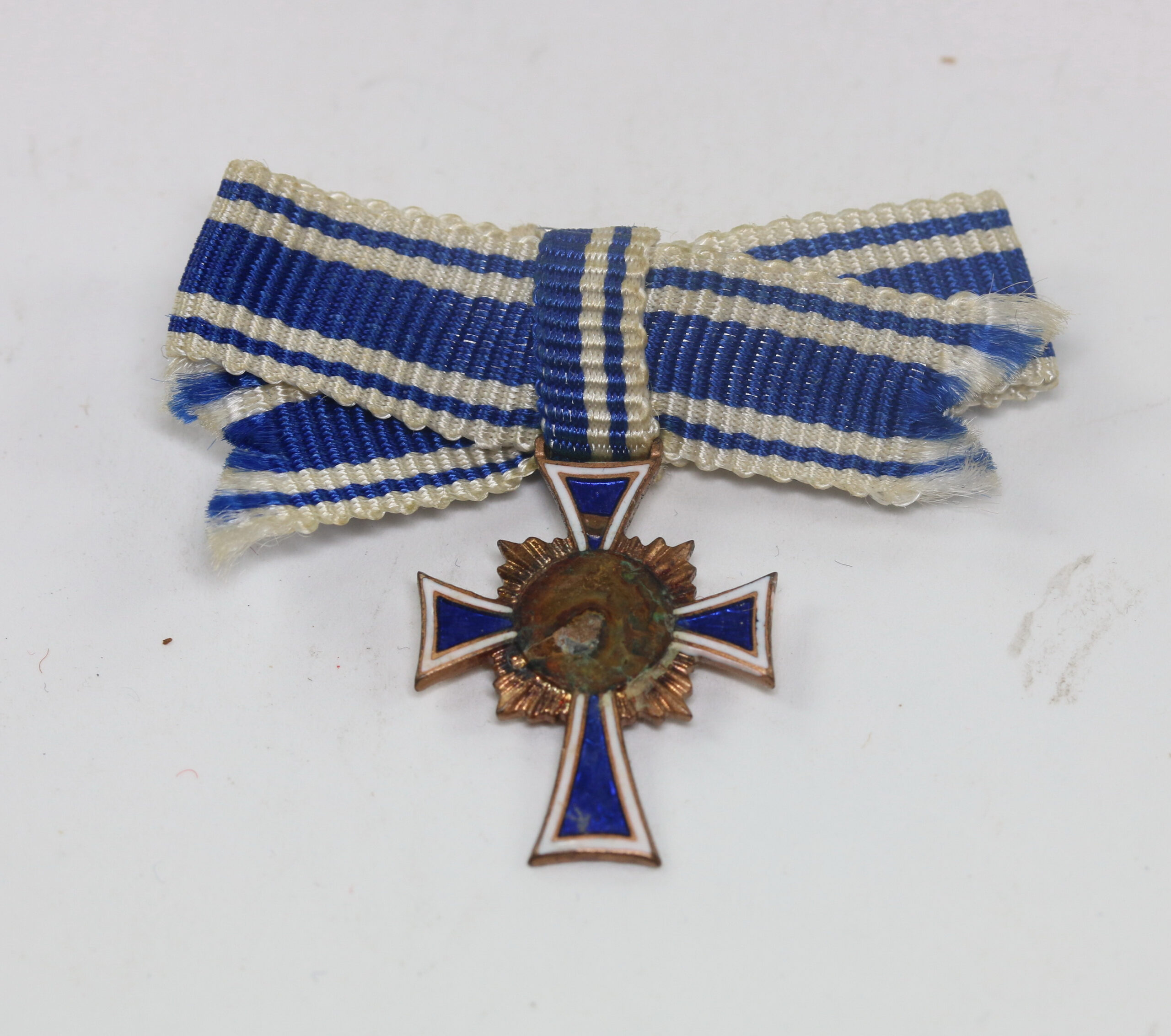 16 MM Miniatur Mutterkreuz in Bronze, an Schleife, Hst. L/11 (Wilhelm Deumer, Lüdenscheid) – Bild 1