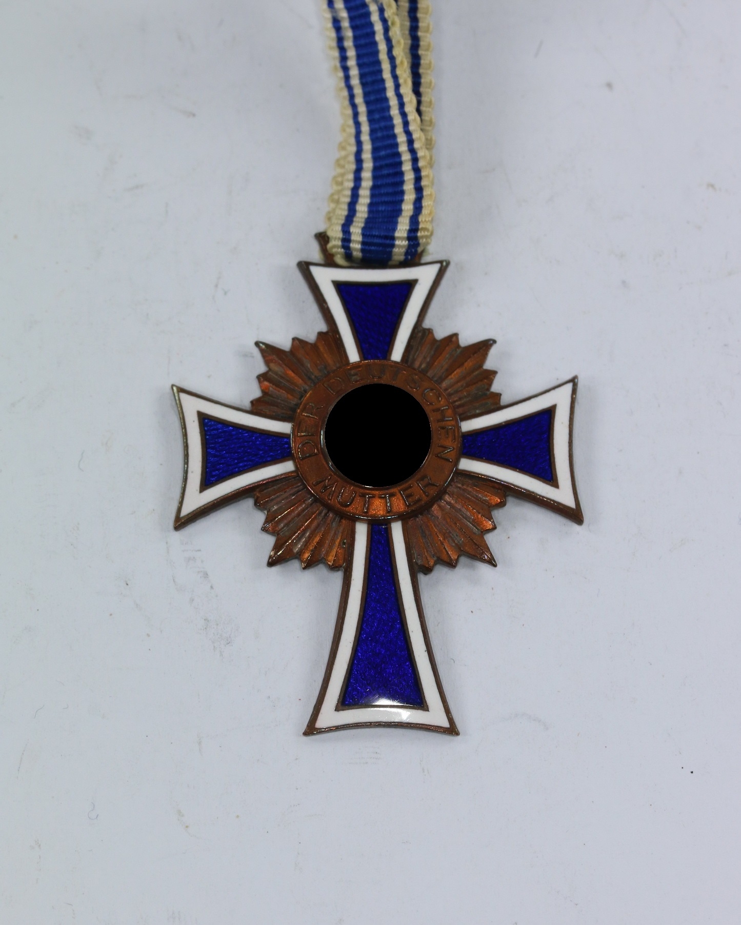 3 Mutterkreuz in Bronze, Der Deutschen Mutter – Bild 1