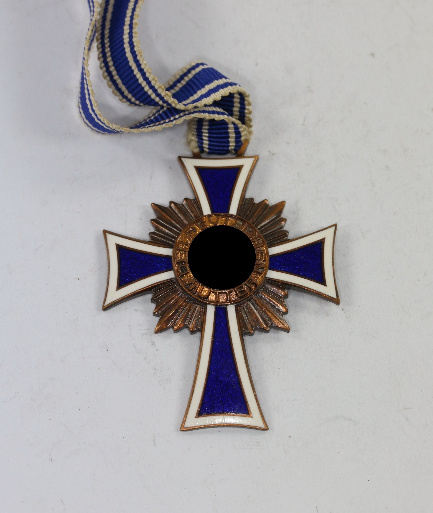 3 Mutterkreuz in Bronze, Der Deutschen Mutter – Bild 1