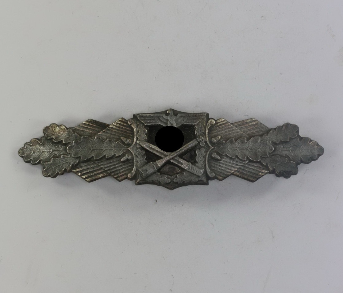 Nahkampfspange in Silber, Hst. FLL 2. Modell (Friedrich Linden, Lüdenscheid) (1) Nahkampfspange in Silber, Hst. FLL 2. Modell (Friedrich Linden, Lüdenscheid) – Bild 1