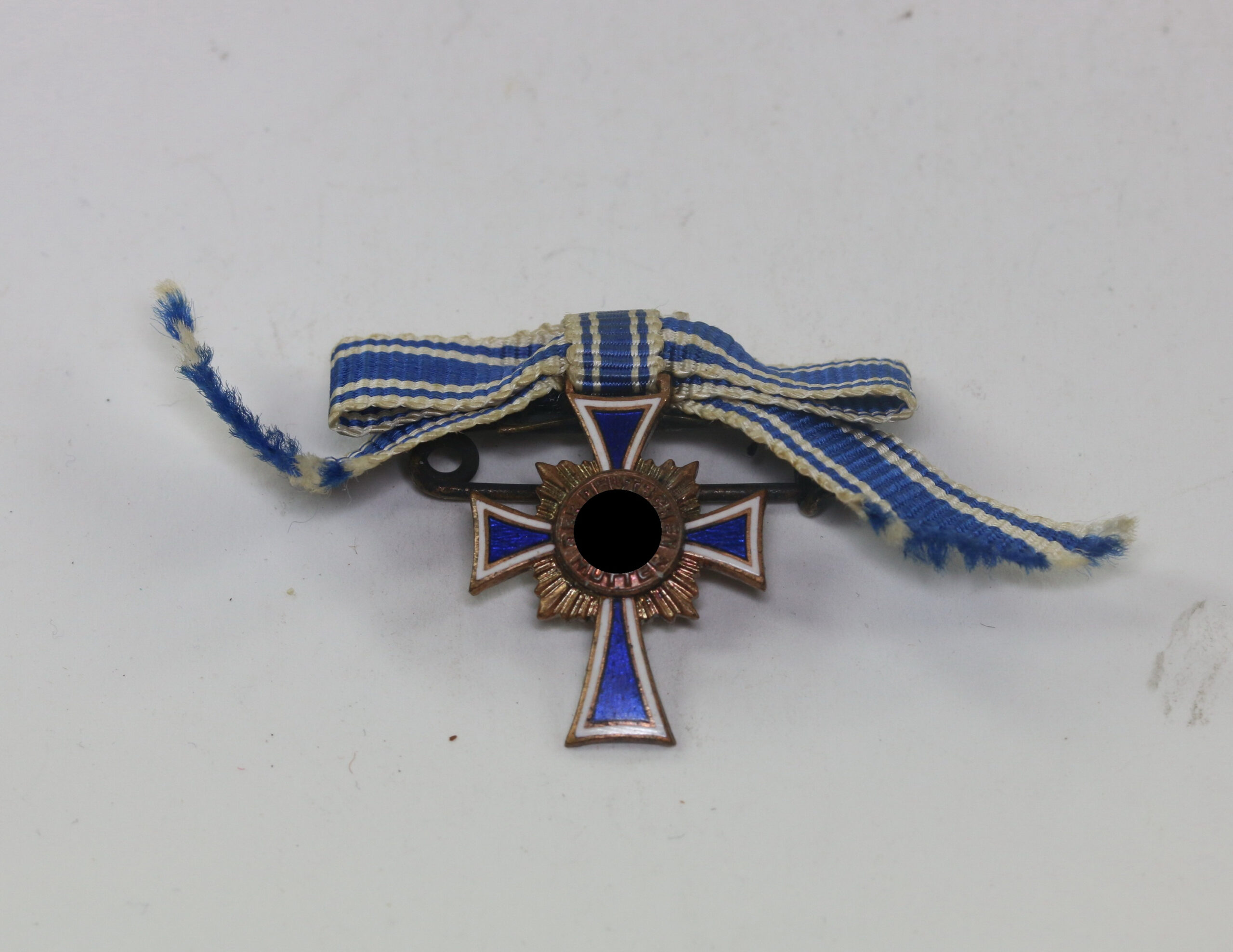  16 MM Miniatur Mutterkreuz in Bronze, an Schleife, Hst. L/11 (Wilhelm Deumer, Lüdenscheid) – Bild 1