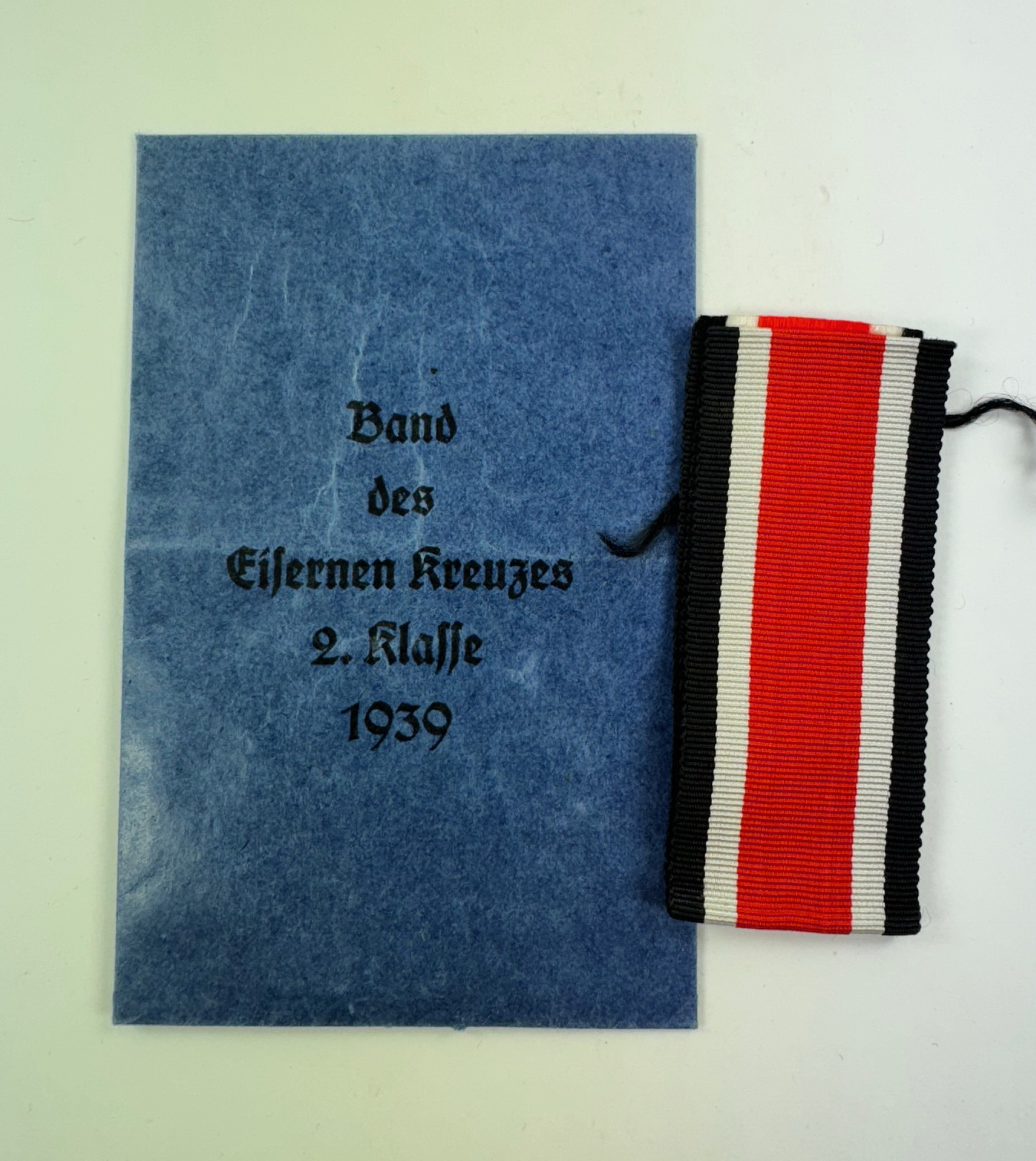  Band des Eisernen Kreuzes 2. Klass 1939, in Verleihunhstüte, Carl Koblauch Seidenbandfabrik Berlin C2, Poststr. 23 – Bild 1