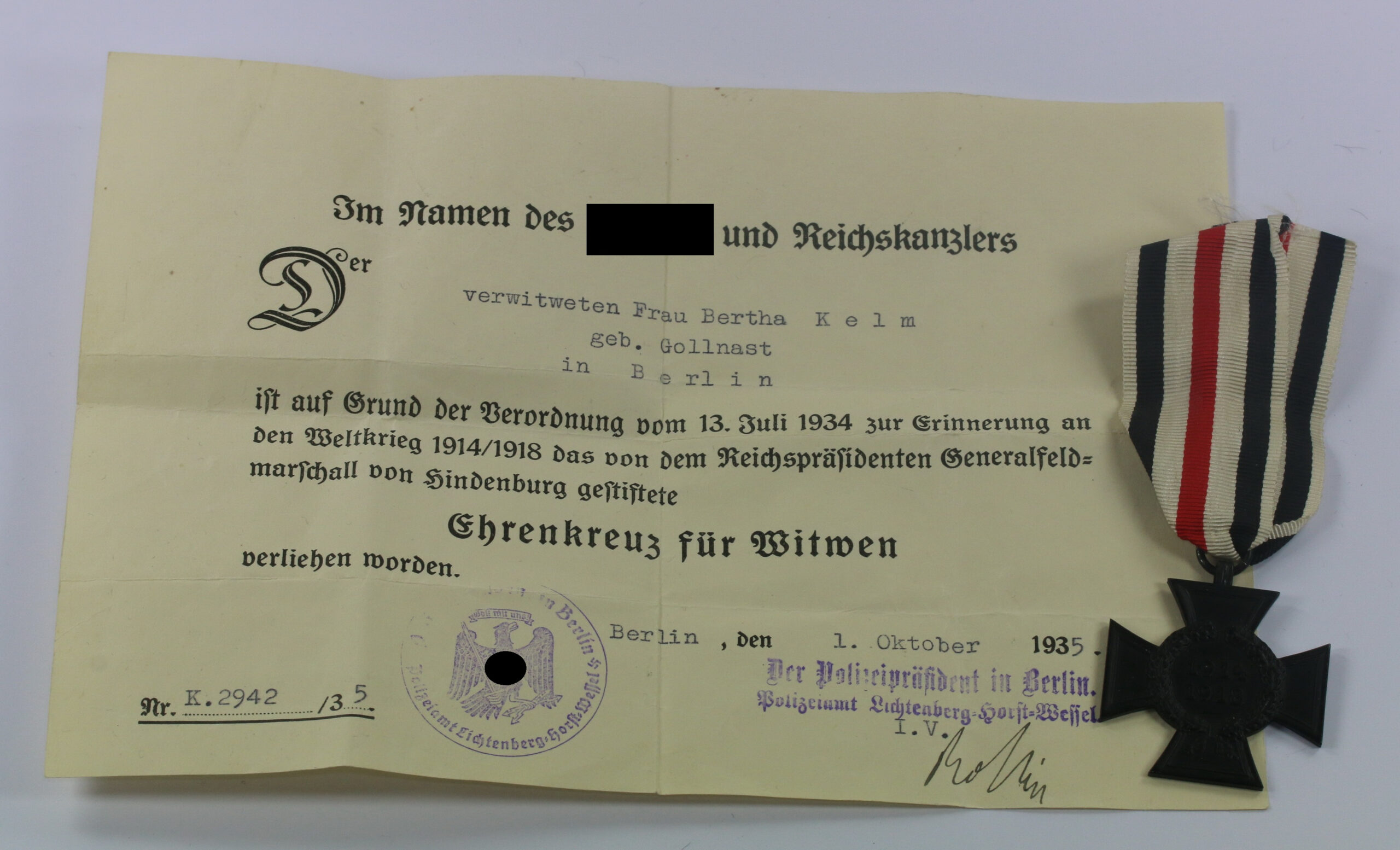  Ehrenkreuz für Hinterbliebene (Witwen und Waisen), Hst. G10, mit Urkunde – Bild 1