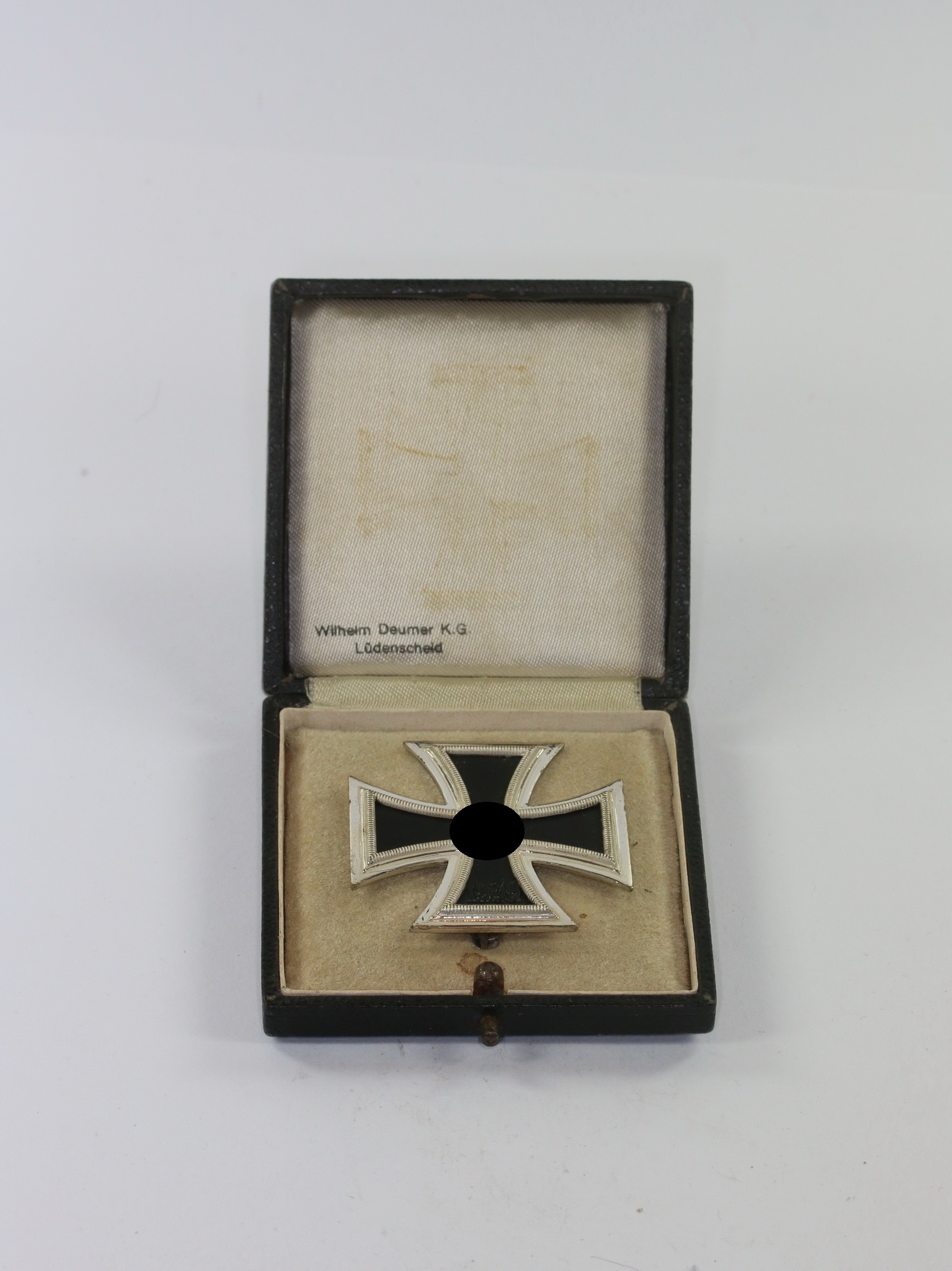 Eisernes Kreuz 1. Klasse 1939, Hst. L/11, im Etui Wilhelm Deumer K.G. Lüdenscheid – Bild 1