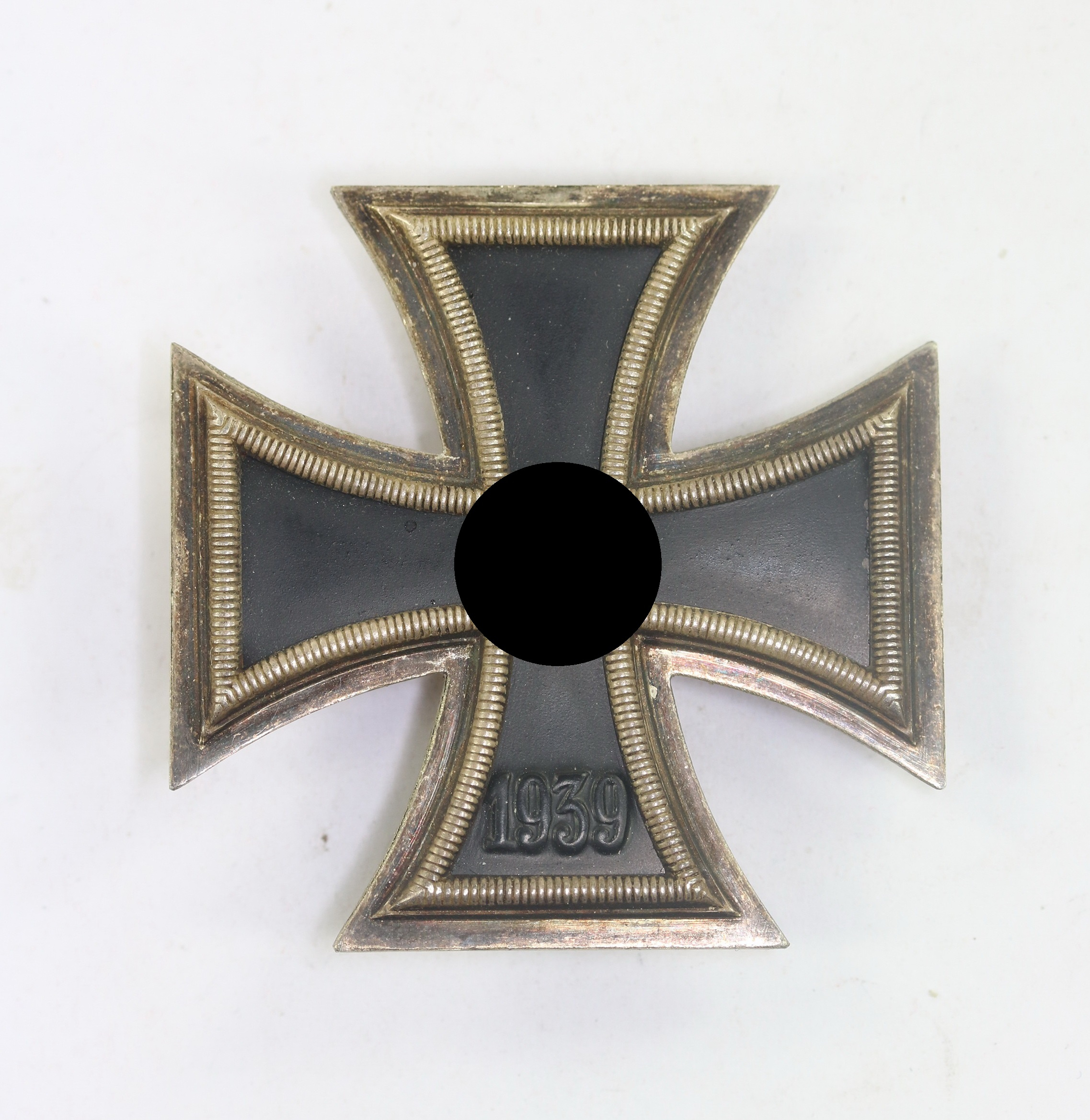  Eisernes Kreuz 1. Klasse 1939, Hst. L59 Zusatzpunze Rune (Alois Rettenmaier, Schwäbisch-Gmünd) – Bild 1