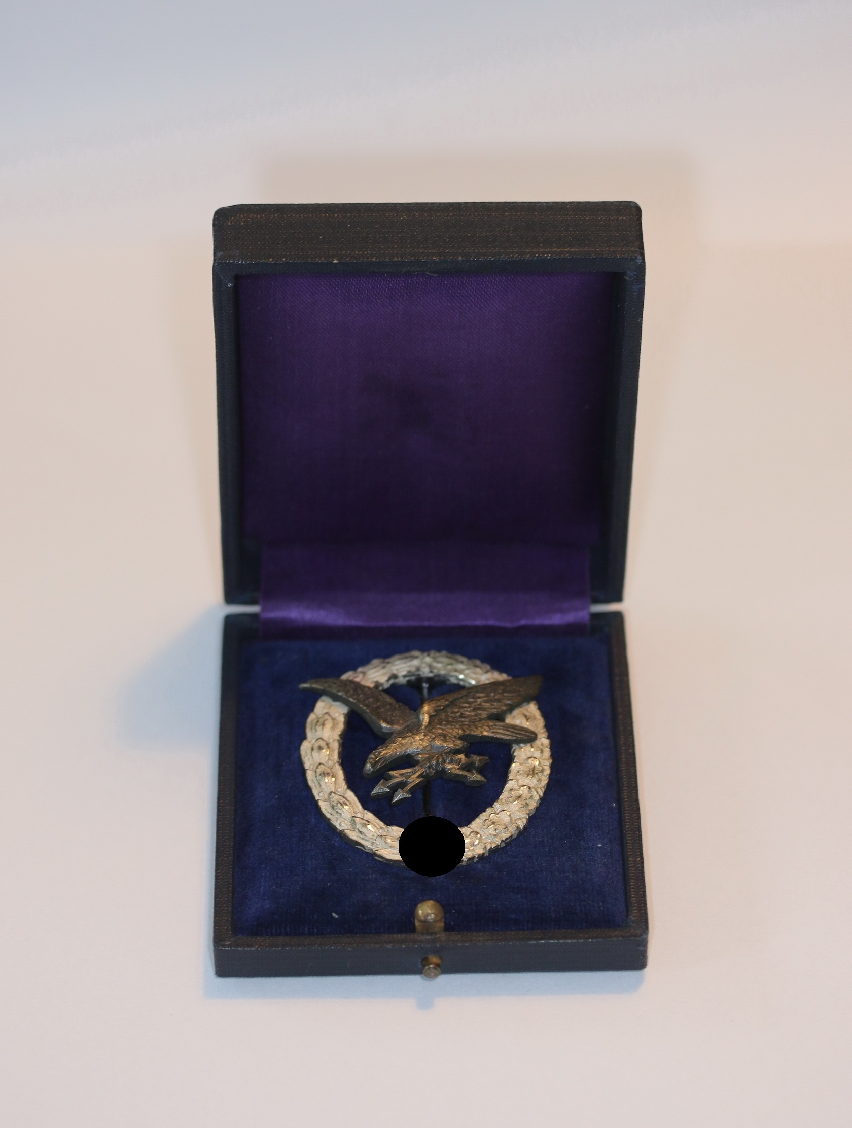  Fliegerschützenabzeichen der Luftwaffe mit Blitzbündel, Hst. C. E. Juncker (J.1), im Etui – Bild 1