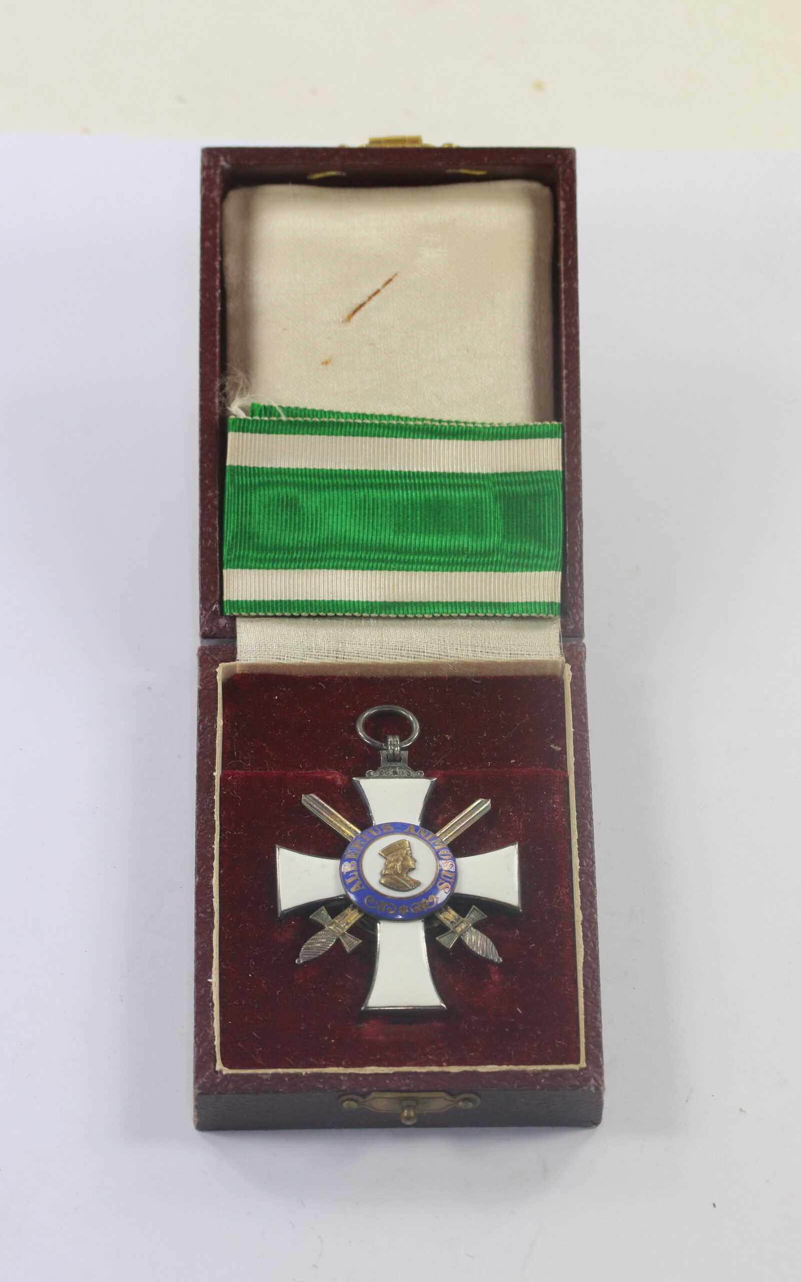  Sachsen, Albrechtsorden Ritterkreuz 2.Klasse mit Schwerter, Hst. R, im Etui (A.R.2.), G.A. Scharfenberg Dresden Seestr. 16 C.E. Kunath Ordensband Lager Dresden Altmarkt 2  – Bild 1
