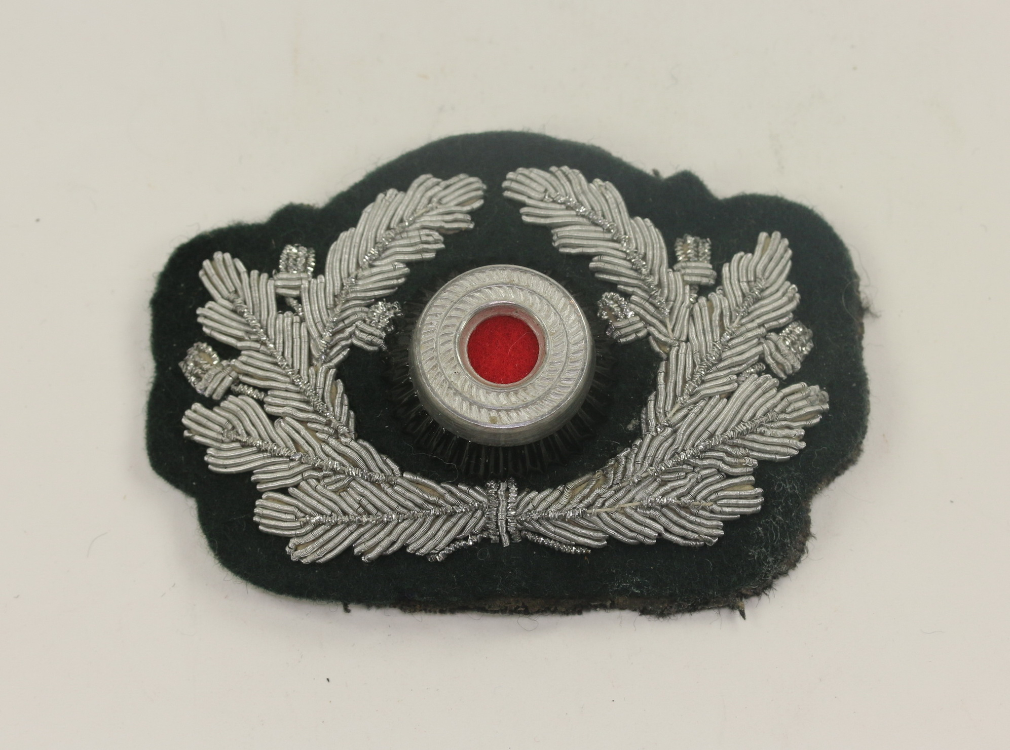  Wehrmacht Heer, Eichenlaubkranz mit Kokarde für die Schirmmütze der Offiziere – Bild 1